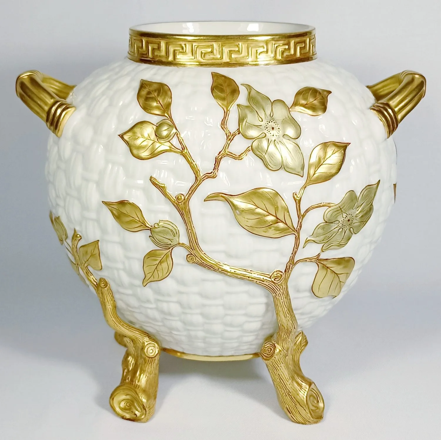 Ваза в виде плетеной корзины в золотых ветвях. Англия, Royal Worcester, 1883. — фото 5