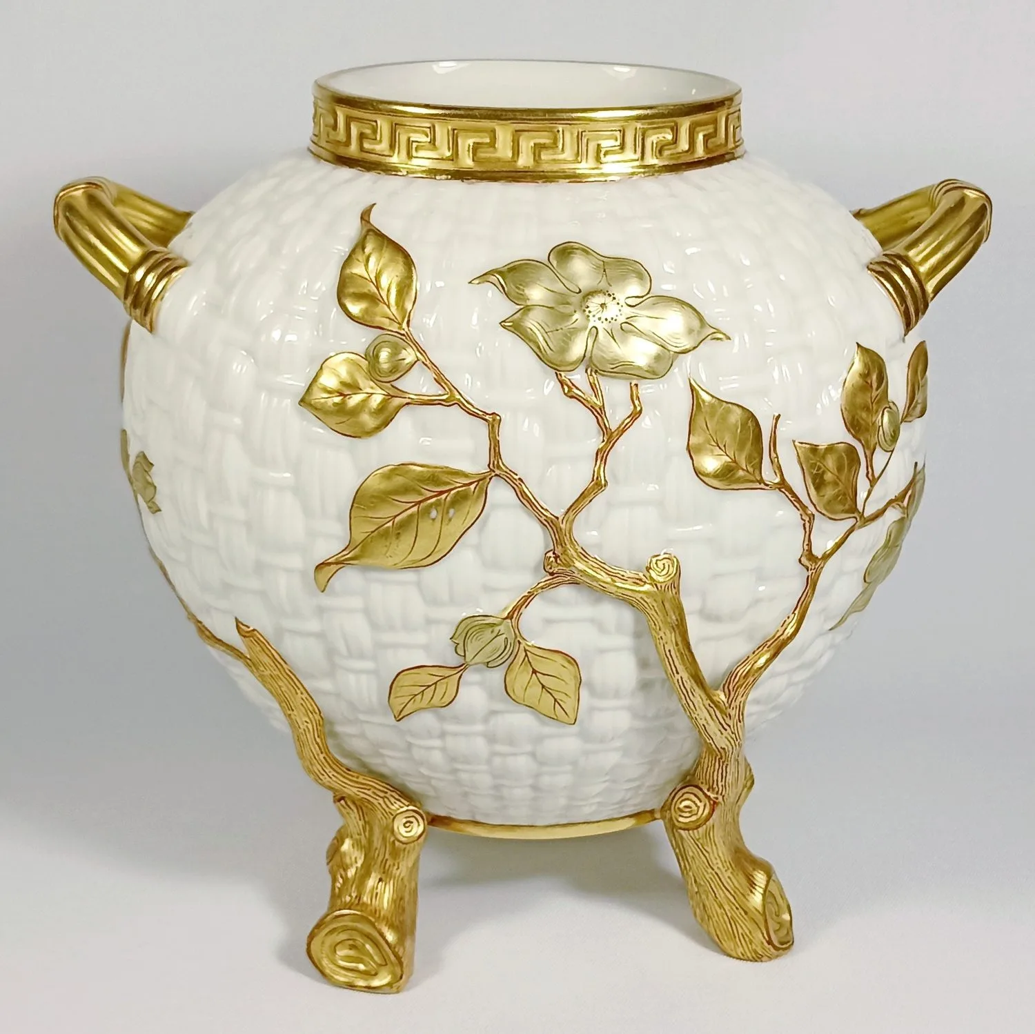 Ваза в виде плетеной корзины в золотых ветвях. Англия, Royal Worcester, 1883. — фото 1