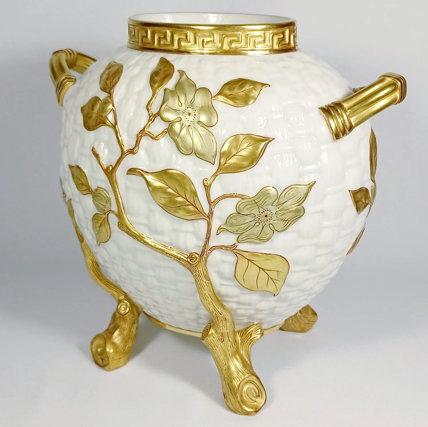 Ваза в виде плетеной корзины в золотых ветвях. Англия, Royal Worcester, 1883. — фото 6
