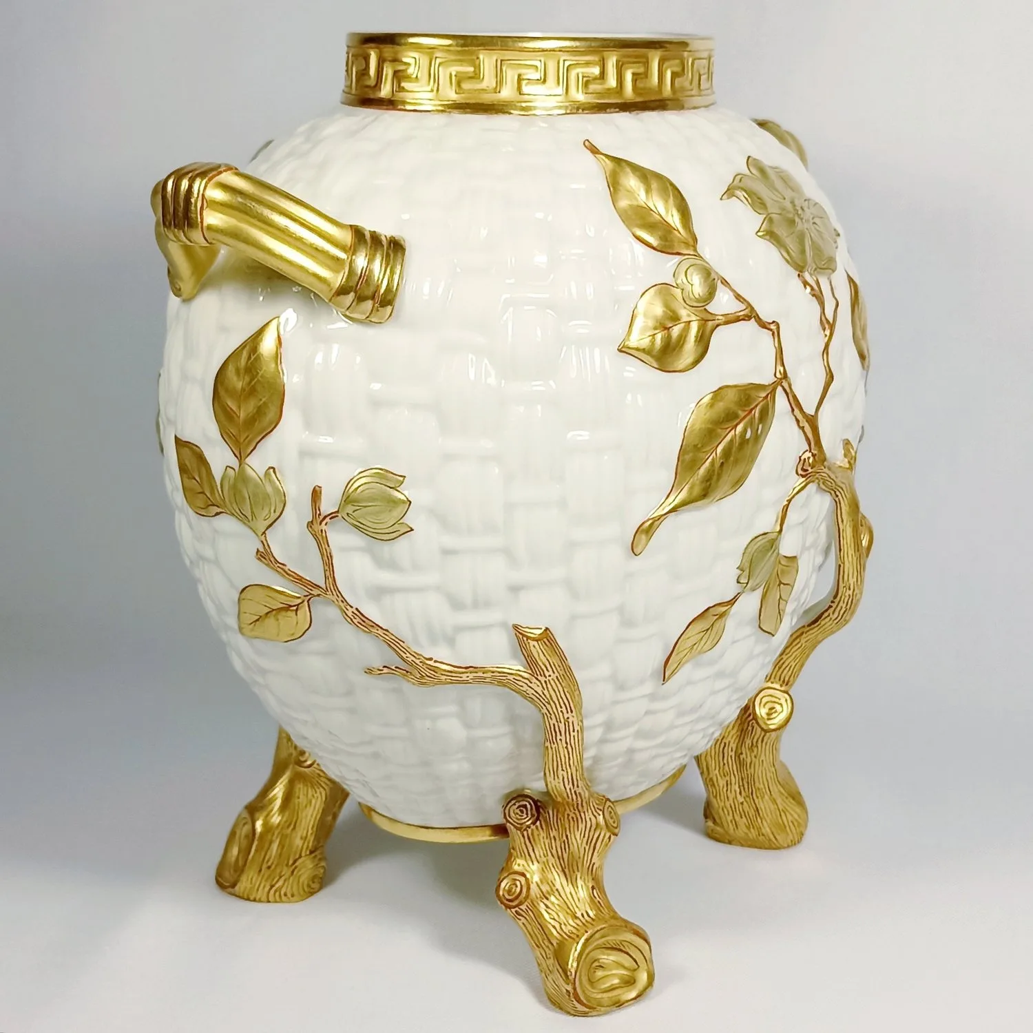 Ваза в виде плетеной корзины в золотых ветвях. Англия, Royal Worcester, 1883. — фото 8
