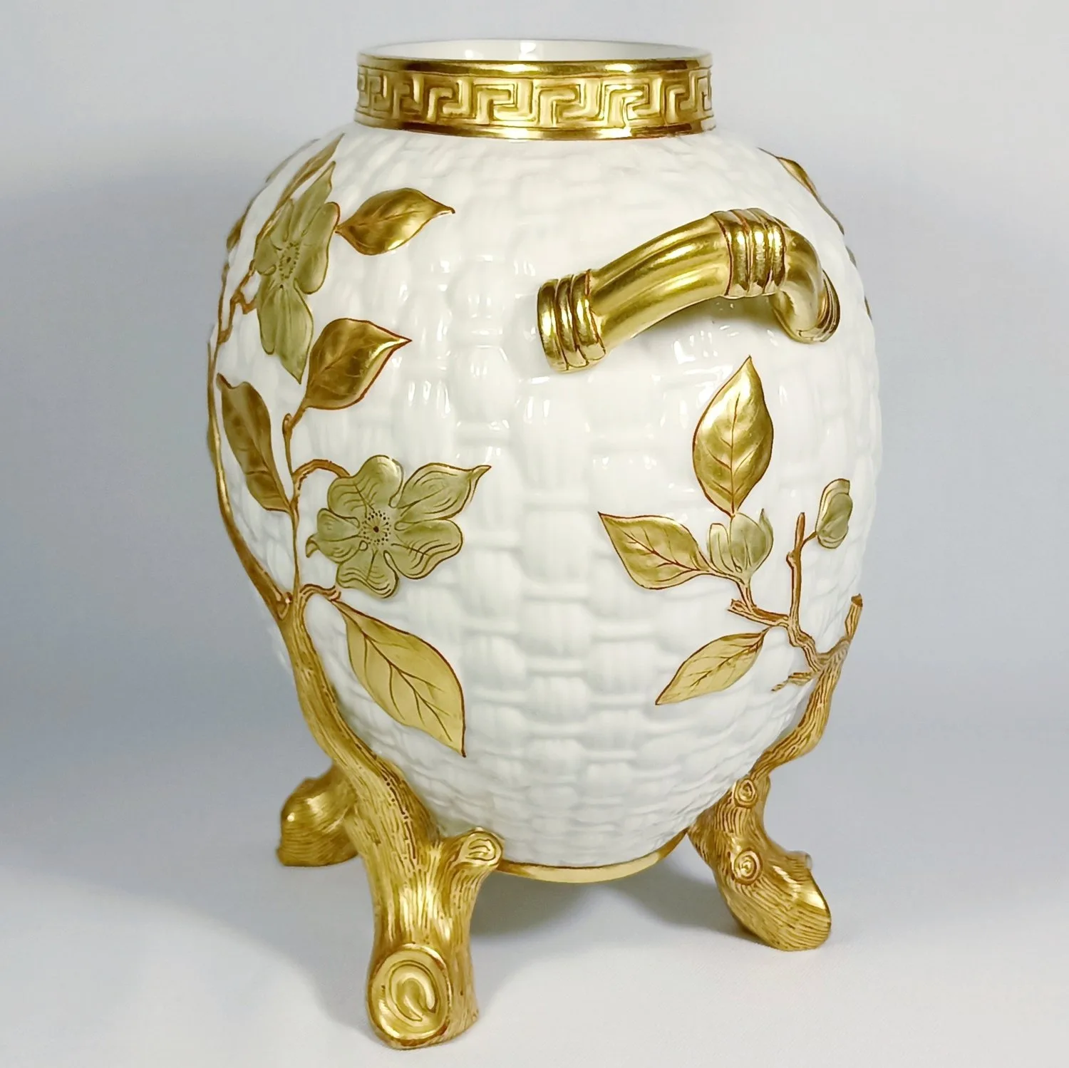 Ваза в виде плетеной корзины в золотых ветвях. Англия, Royal Worcester, 1883. — фото 7