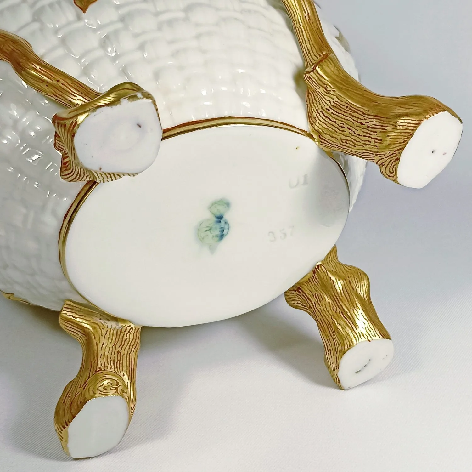 Ваза в виде плетеной корзины в золотых ветвях. Англия, Royal Worcester, 1883. — фото 9