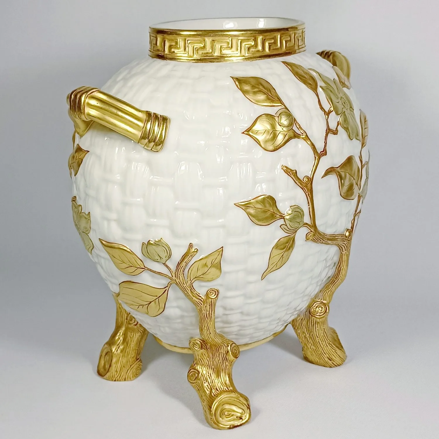 Ваза в виде плетеной корзины в золотых ветвях. Англия, Royal Worcester, 1883. — фото 4