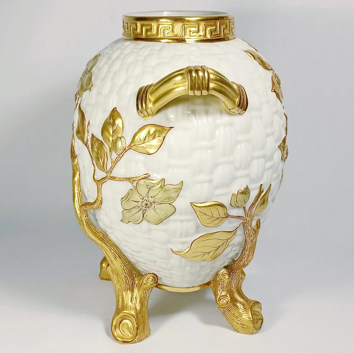 Ваза в виде плетеной корзины в золотых ветвях. Англия, Royal Worcester, 1883. — фото 3