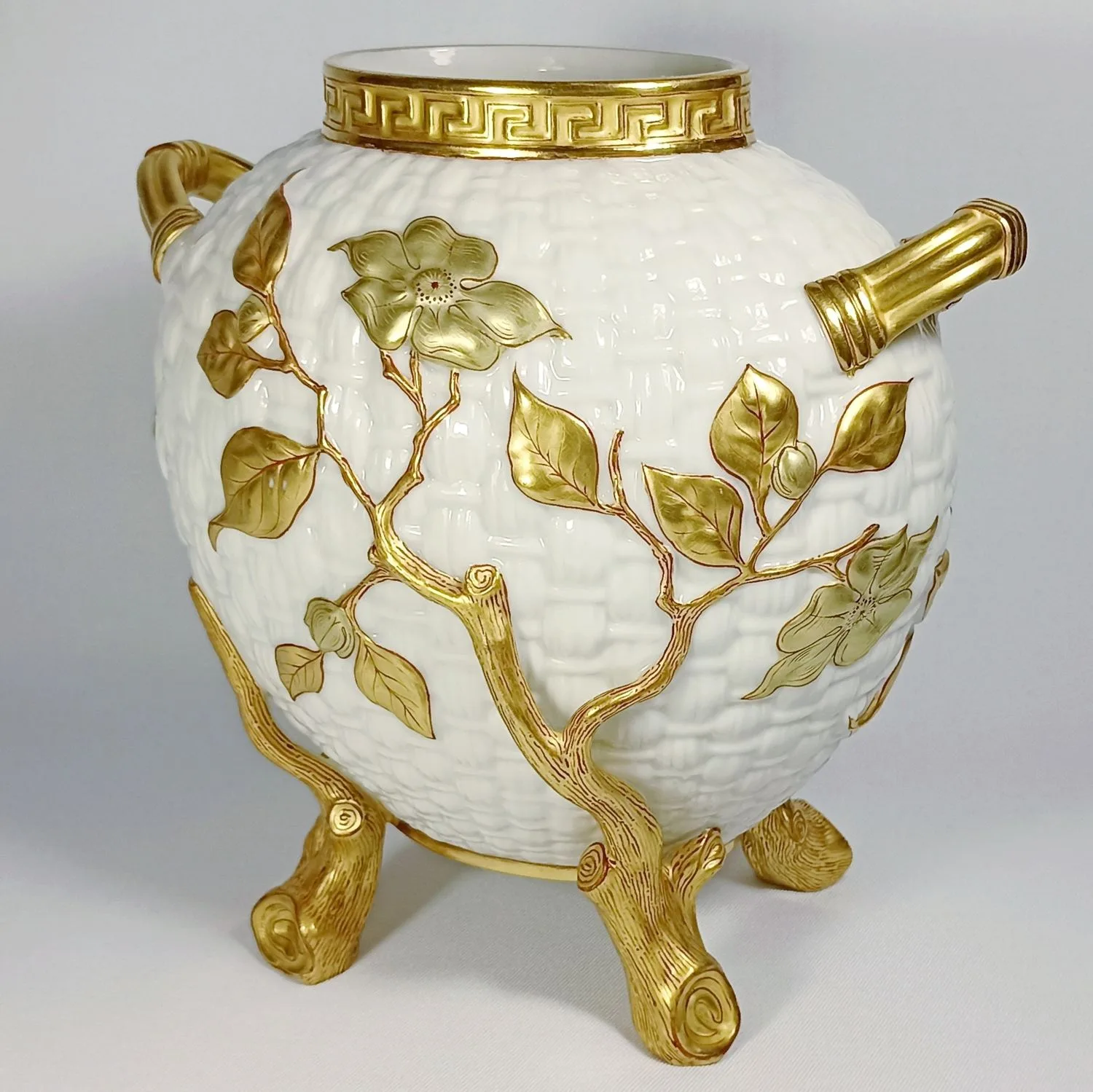 Ваза в виде плетеной корзины в золотых ветвях. Англия, Royal Worcester, 1883. — фото 2