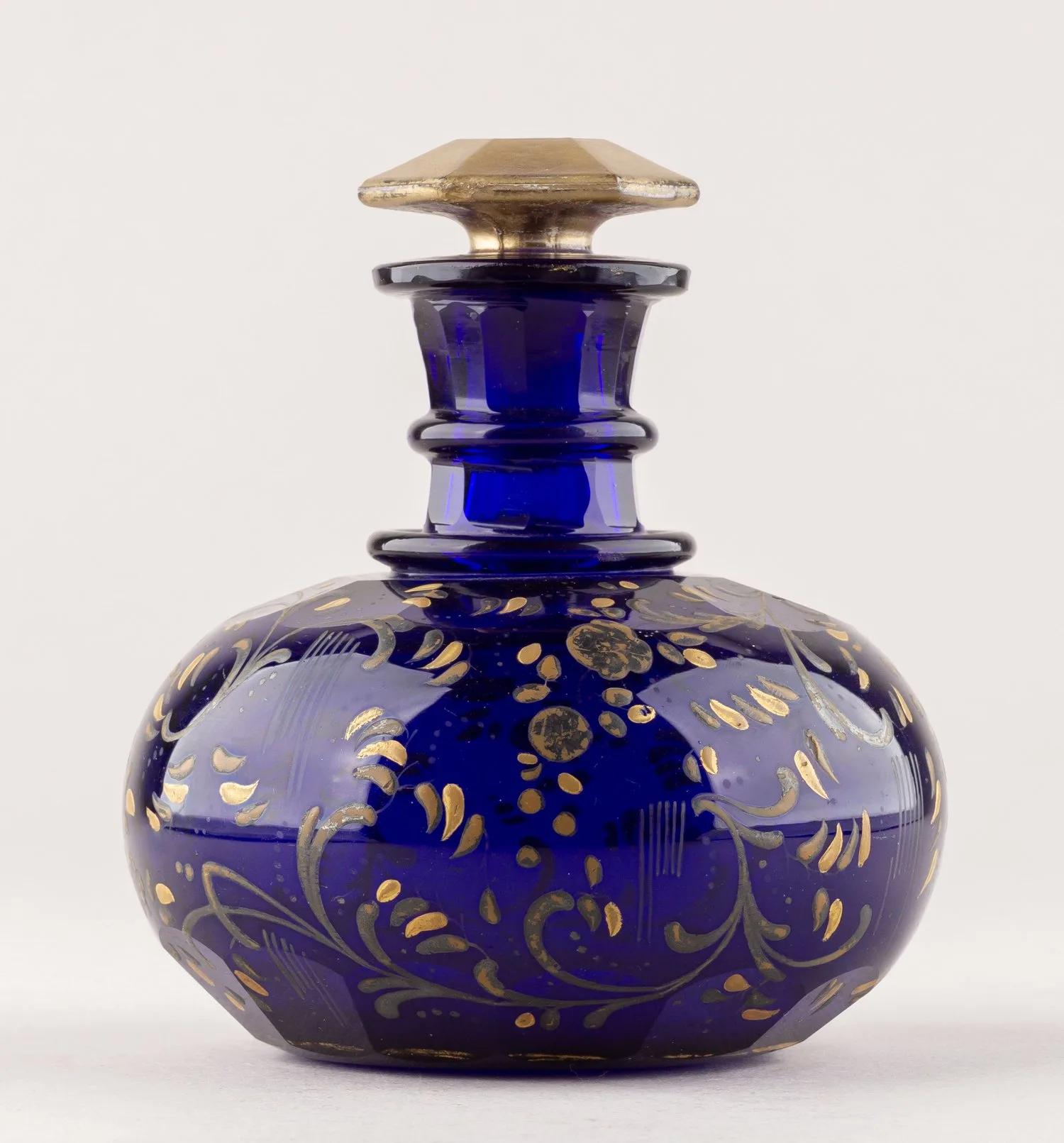 Флакон кобальтового стекла с росписью золотом и серебром. Россия, 1830-1840-е годы. — фото 3
