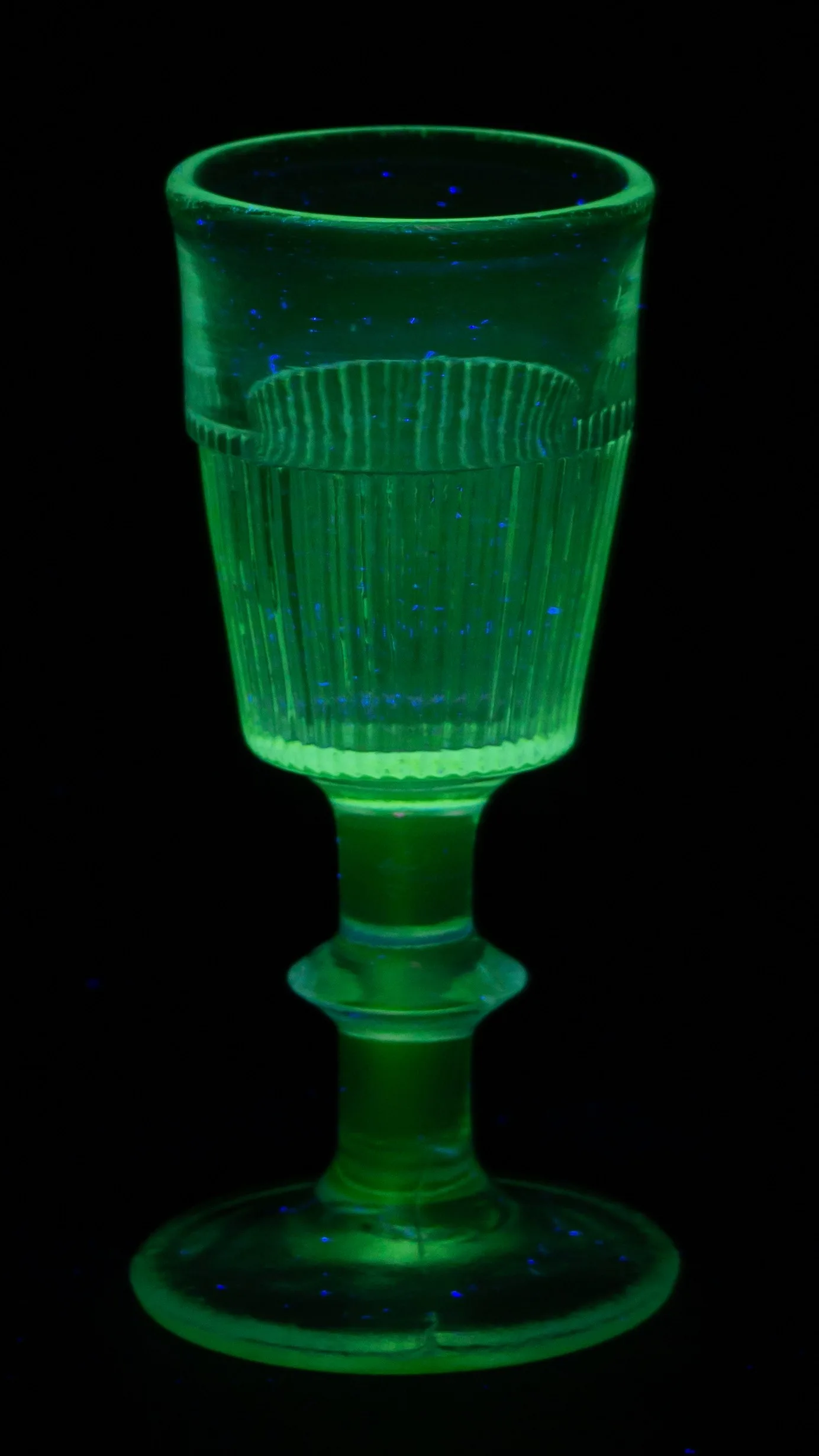 Рюмка с вертикальной резьбой. Россия, вторая половина XIX века. — фото 2