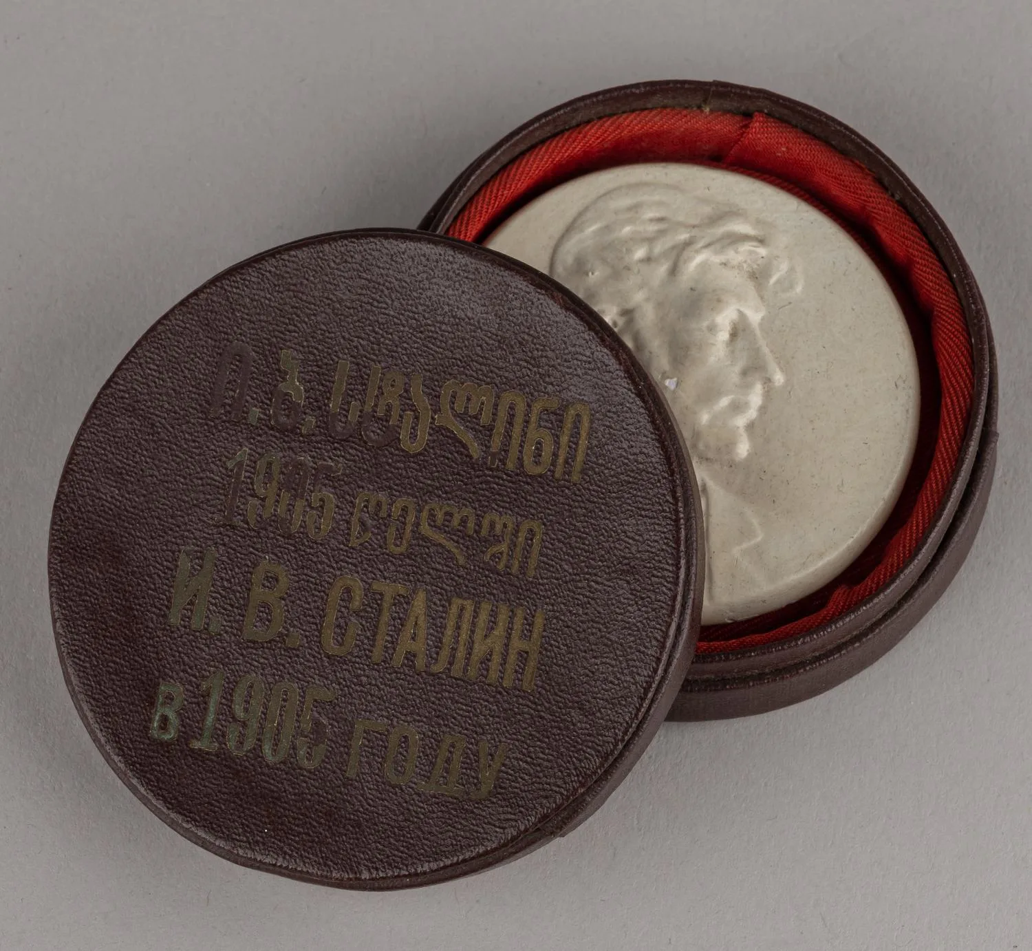 Плакетка «И.В. Сталин в 1905 году» в оригинальном футляре. СССР, Грузия, 1940-е годы. — фото 3