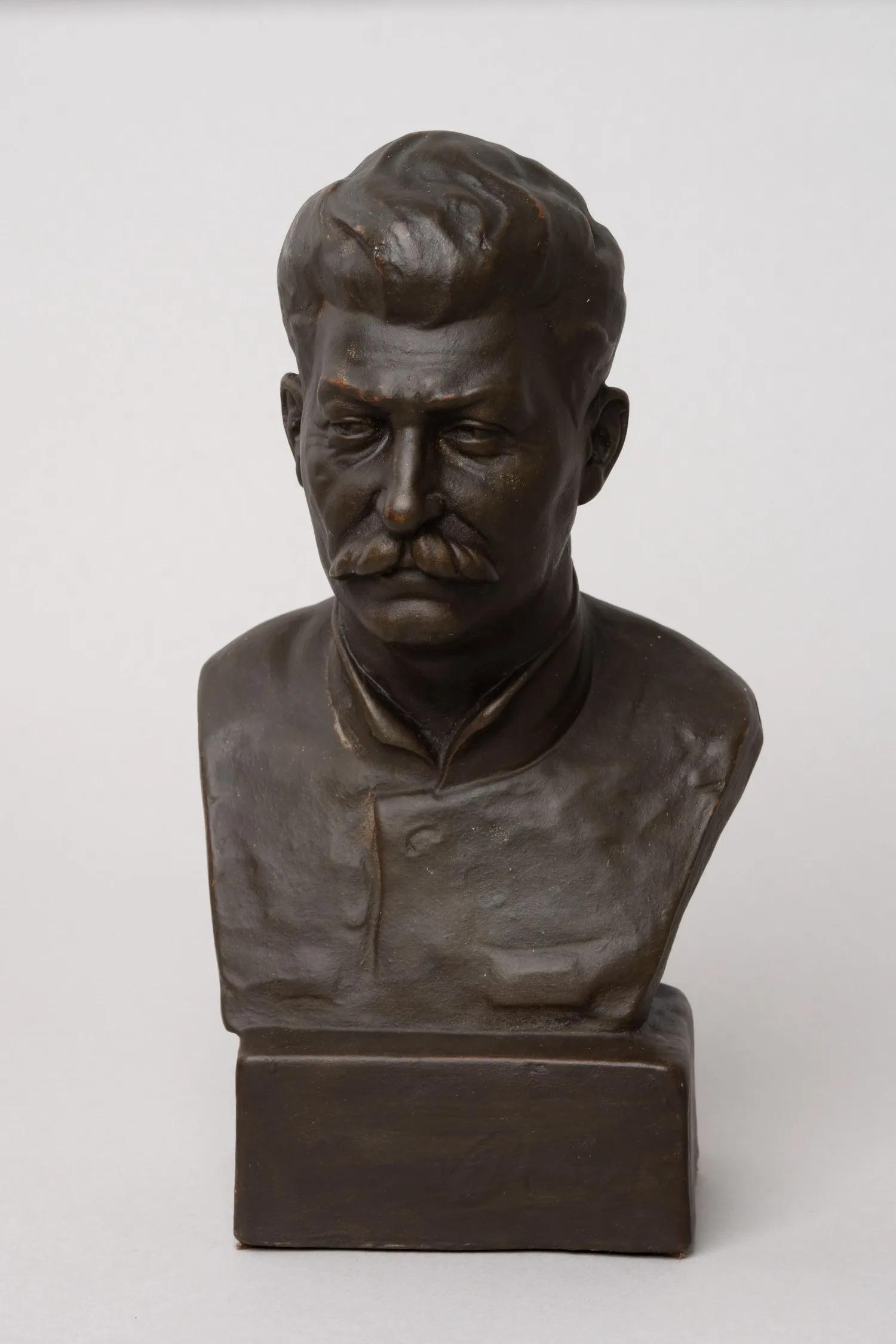 Бюст И. В. Сталина. СССР, Гжельский керамический завод «Всекохудожник», скульптор Н. Василик, 1933 г. — фото 1