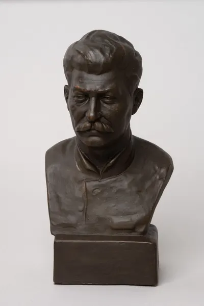 Бюст И. В. Сталина. СССР, Гжельский керамический завод «Всекохудожник», скульптор Н. Василик, 1933 г.