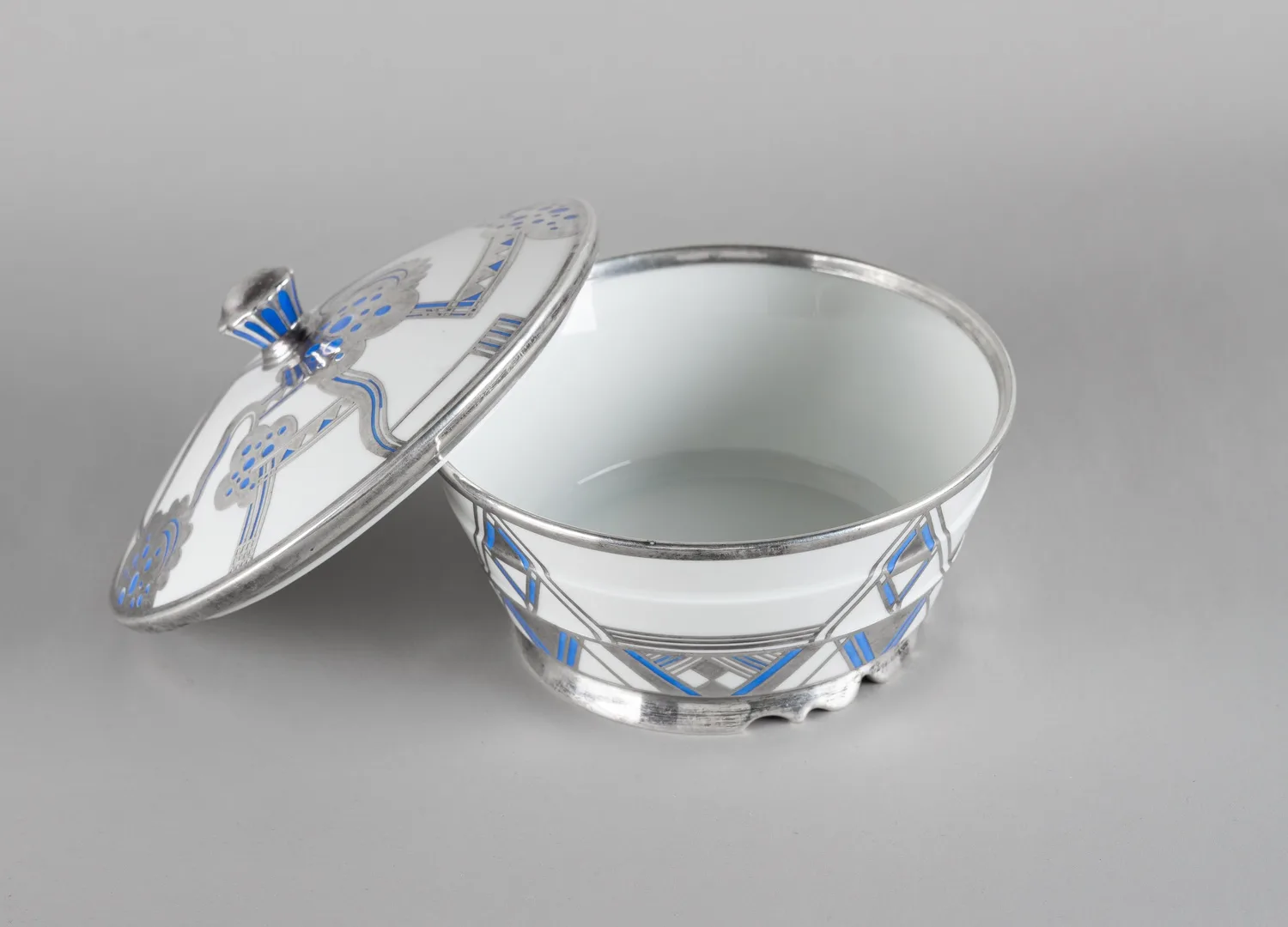 Конфетница с эмалями в стиле ар-деко. Германия, фирма Rosenthal Bavaria, 1930-е годы. — фото 2