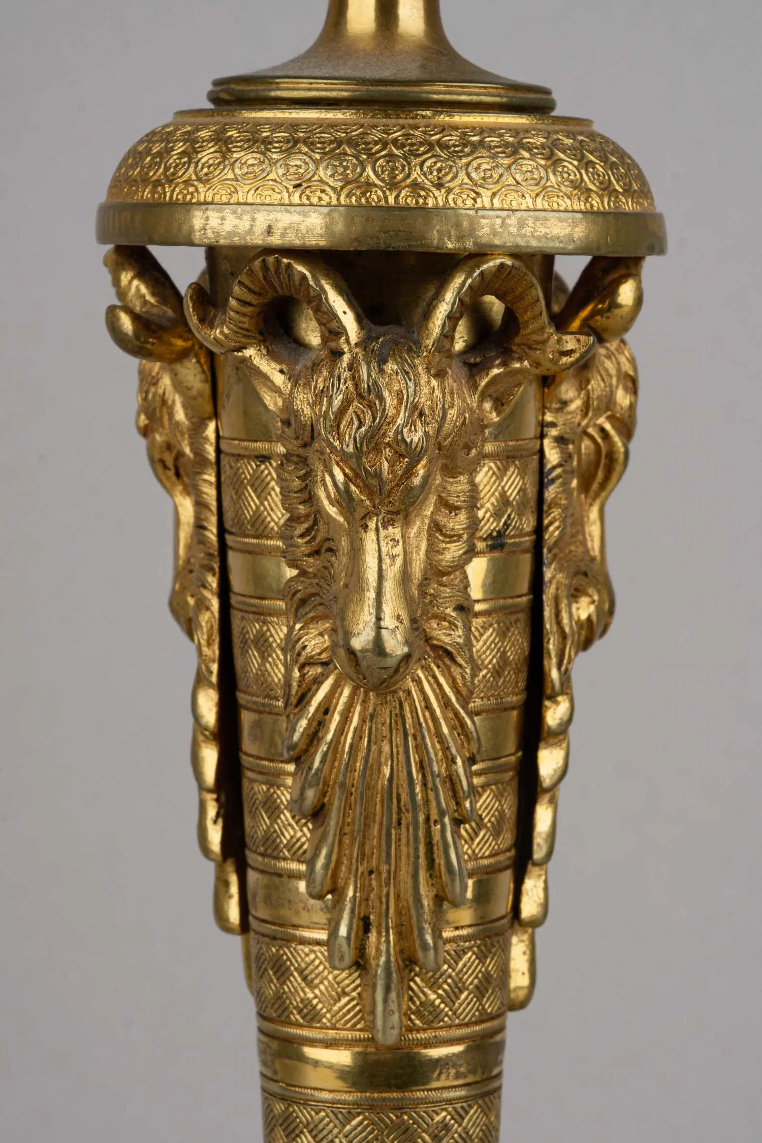 (В собрании Эрмитажа) Подсвечник с тремя рельефными бурканиями и тремя львиными лапами. Россия, Москва (?), первая четверть ХIХ века. — фото 4