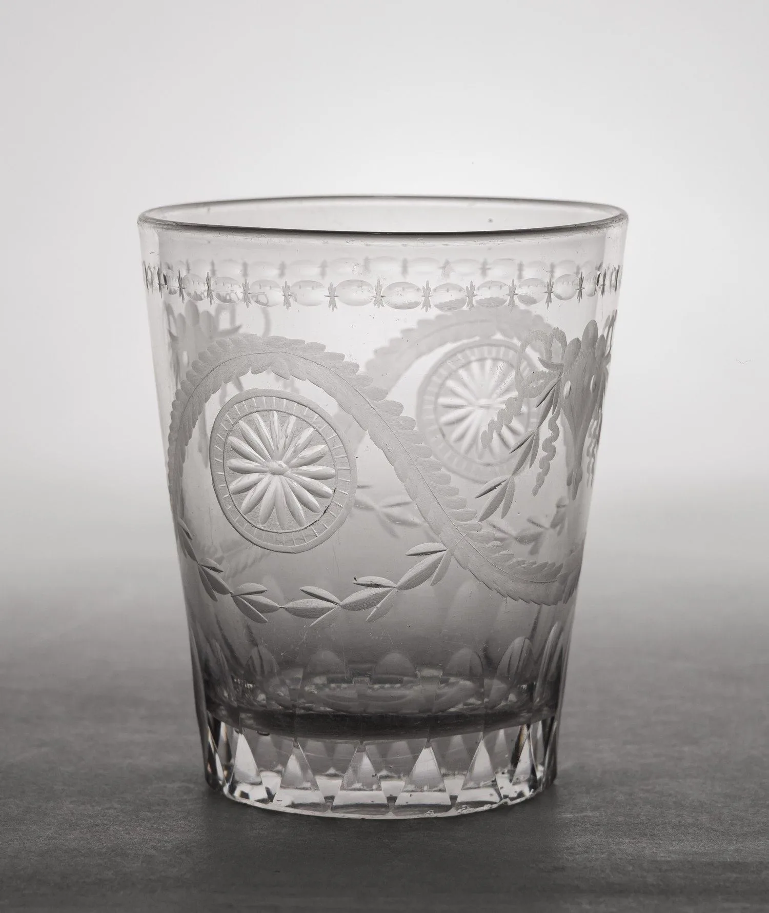 Стакан с изображением трех букраний и гирлянд. Россия, первая четверть XIX века. — фото 5