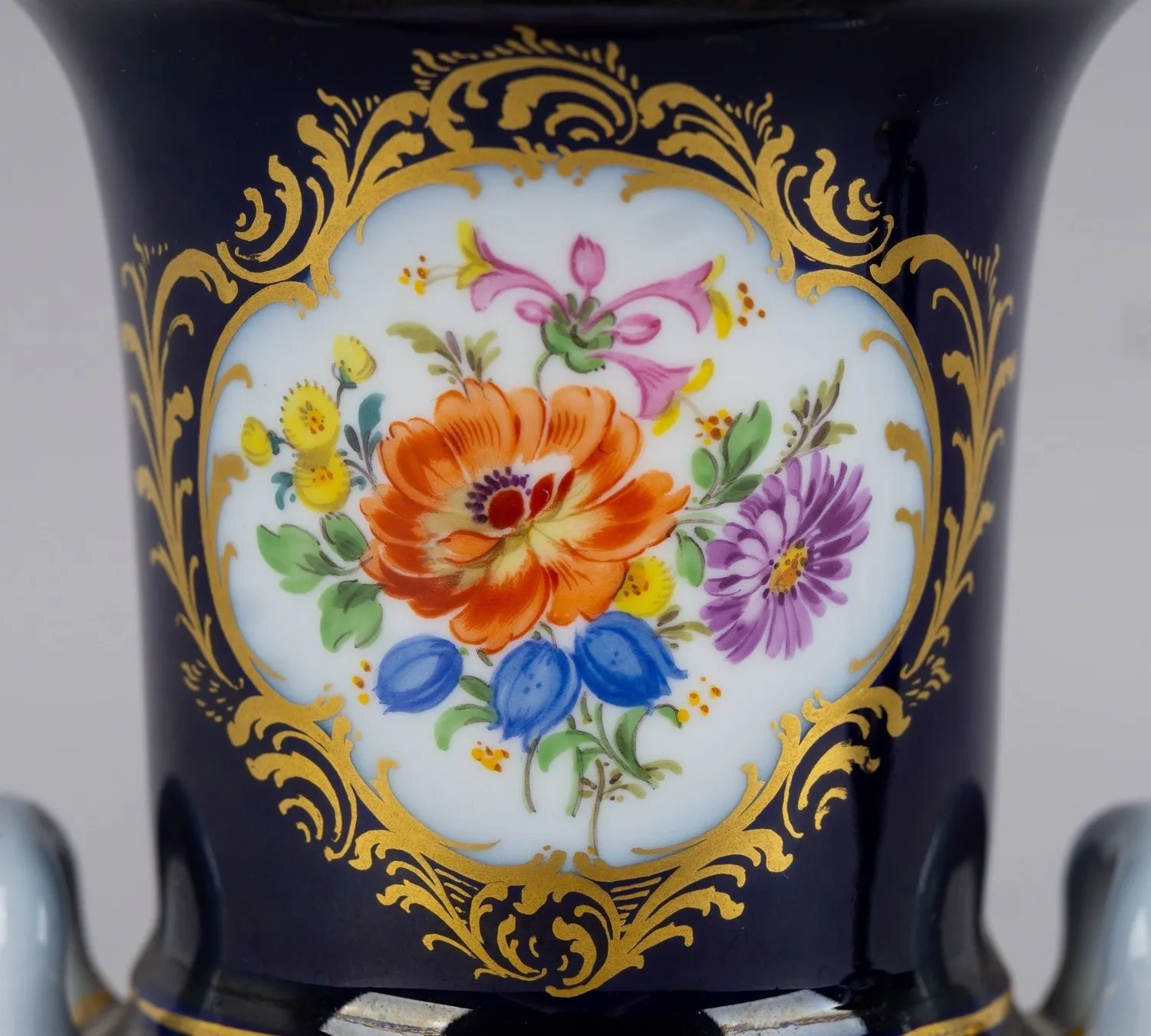Парные ваза с цветочными медальонами. Германия, мануфактура Meissen, середина ХХ века. — фото 3