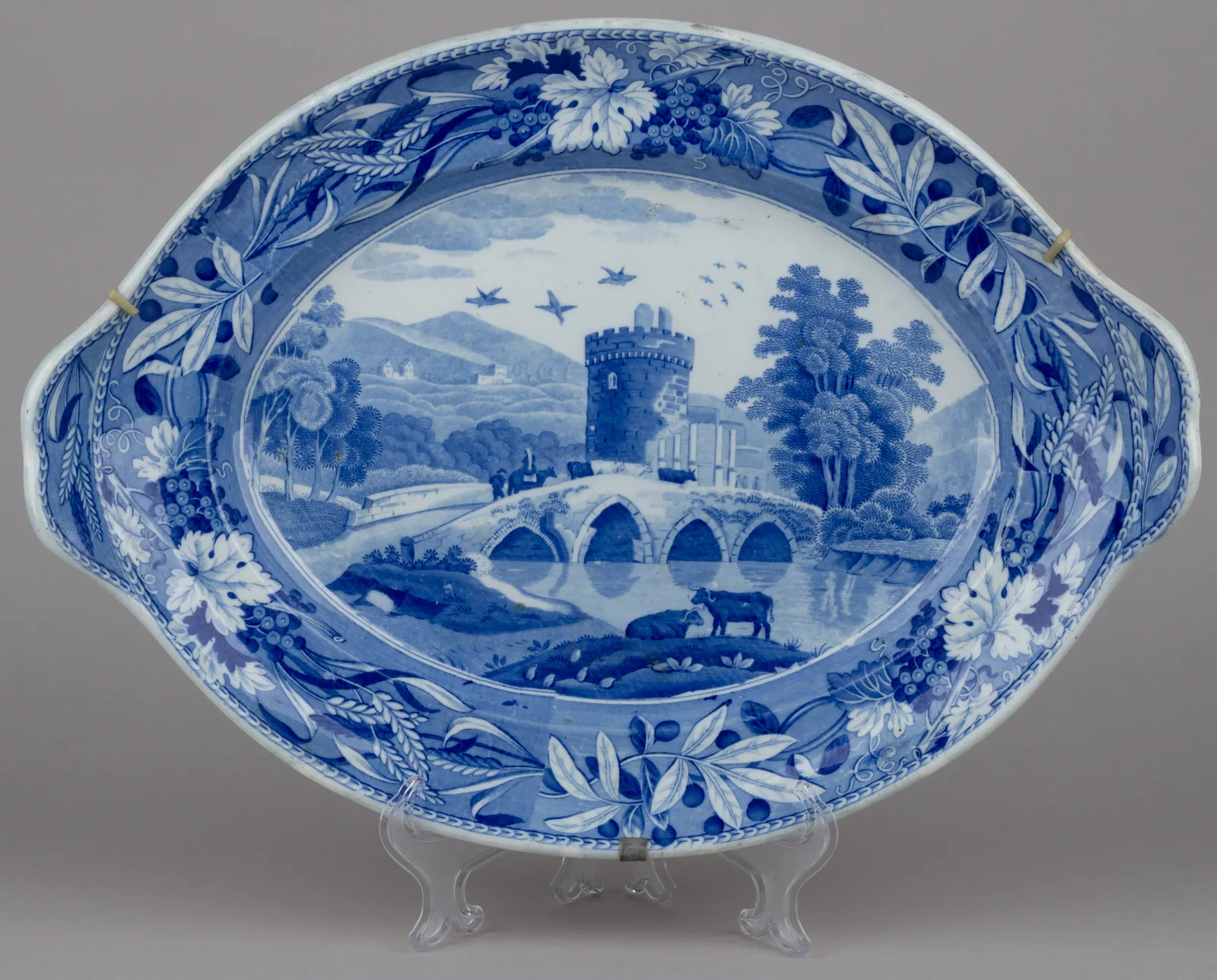 Блюдо «Пейзаж с замком и мостом». Англия, фирма «Spode», 1770-90-е годы. — фото 1