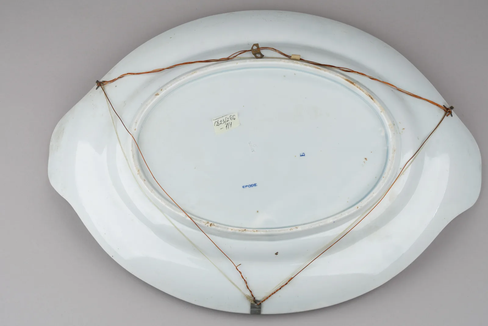 Блюдо «Пейзаж с замком и мостом». Англия, фирма «Spode», 1770-90-е годы. — фото 2