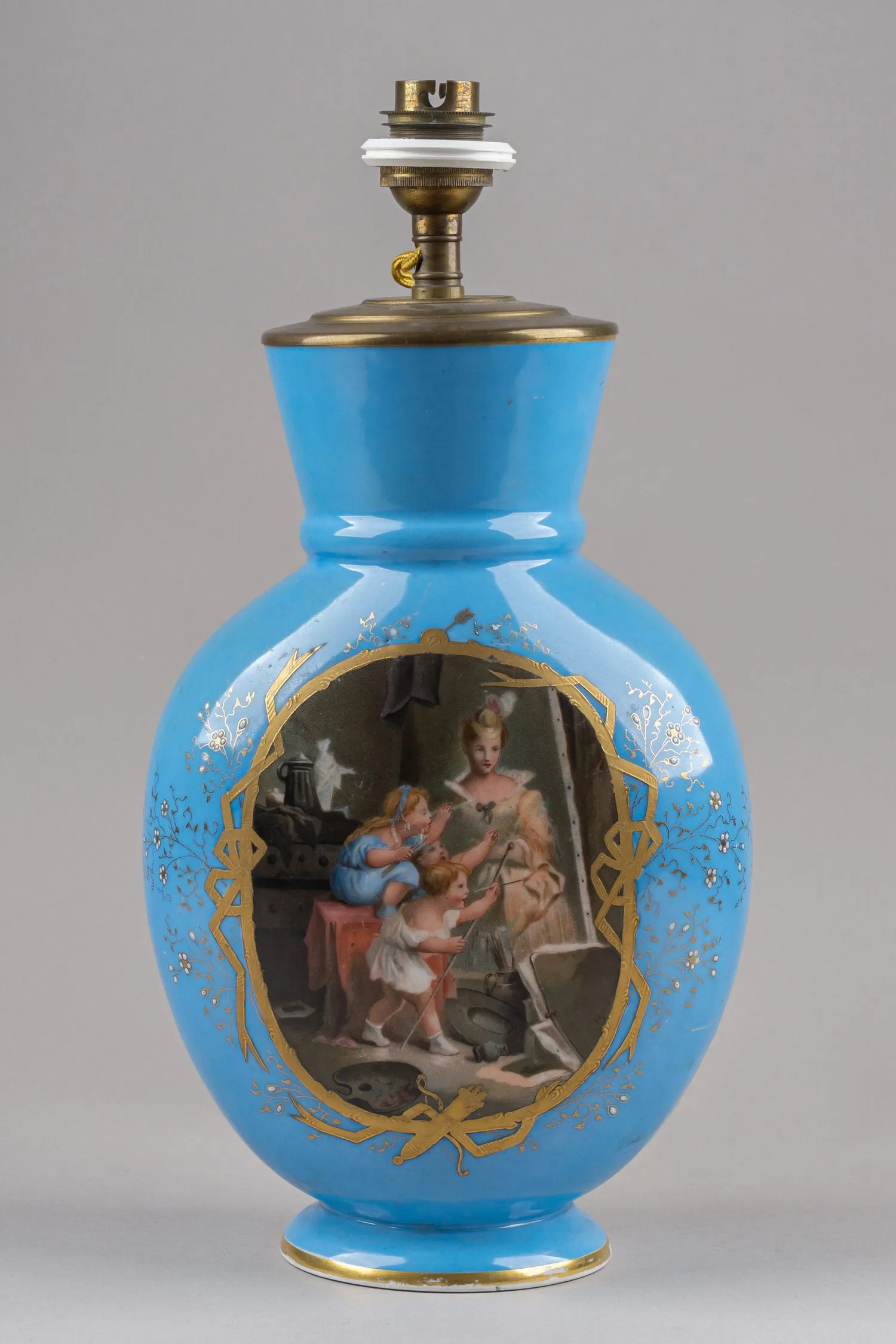 (Кузнецов) Лампа с изображением жанровой сцены «В мастерской художника». Россия, завод М.С. Кузнецова в Дулево, конец ХIХ века. — фото 1