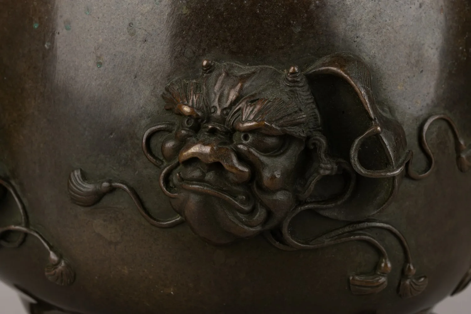 Бронзовая курильница в форме колокольчика Судзу. Япония, 1868–1912 (эпоха Мэйдзи). — фото 8