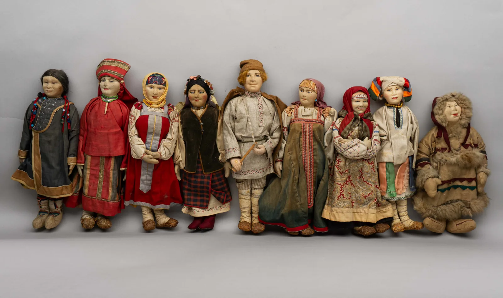 (Русские игрушки) Девять кукол в национальных костюмах России. СССР, Москва, артель «Всекохудожник», 1930-е. — фото 2