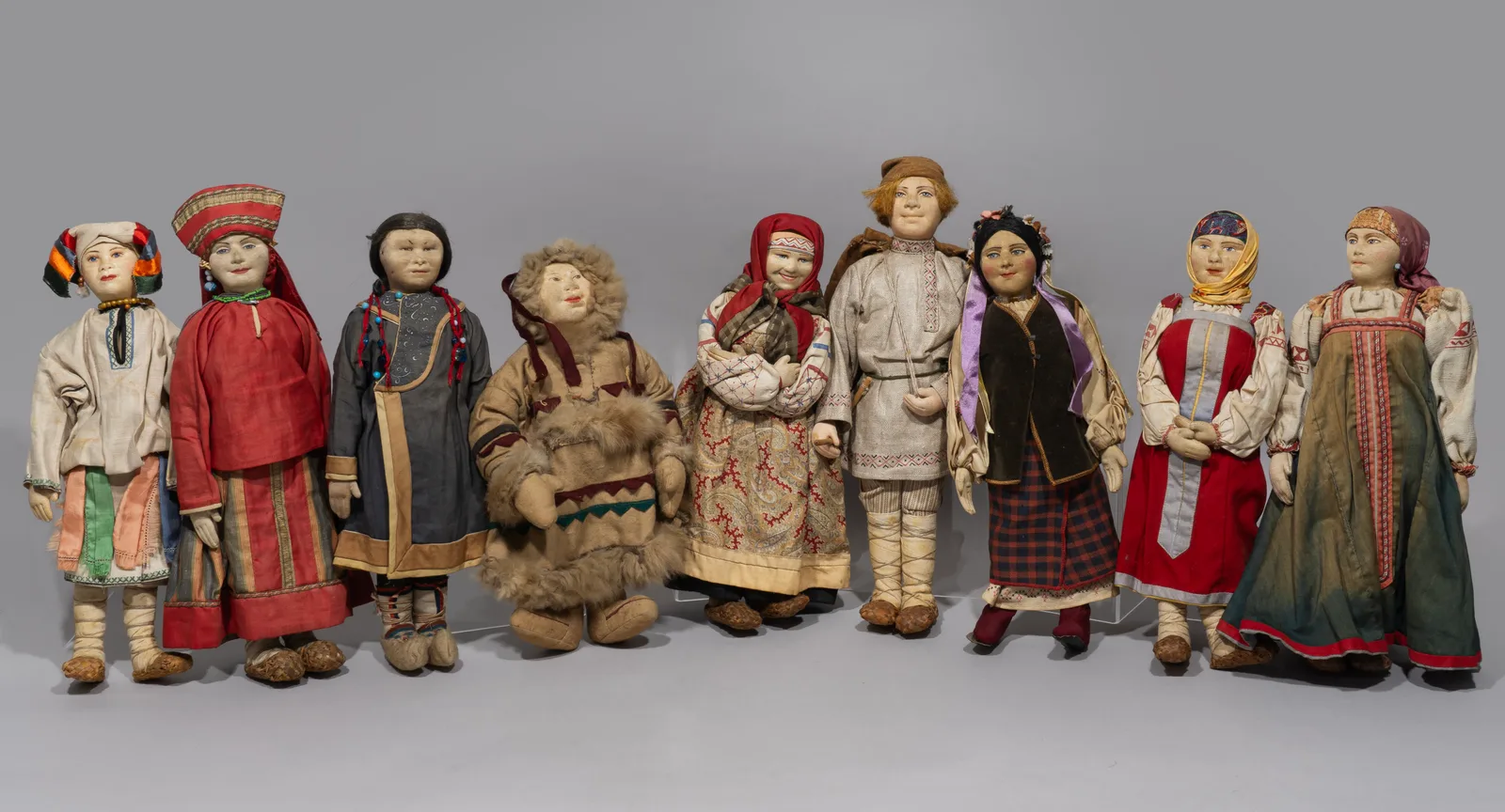 (Русские игрушки) Девять кукол в национальных костюмах России. СССР, Москва, артель «Всекохудожник», 1930-е. — фото 1