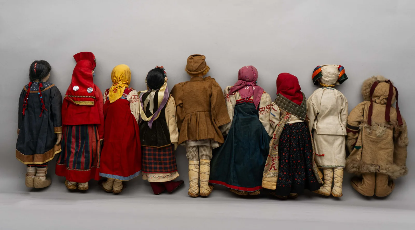 (Русские игрушки) Девять кукол в национальных костюмах России. СССР, Москва, артель «Всекохудожник», 1930-е. — фото 3