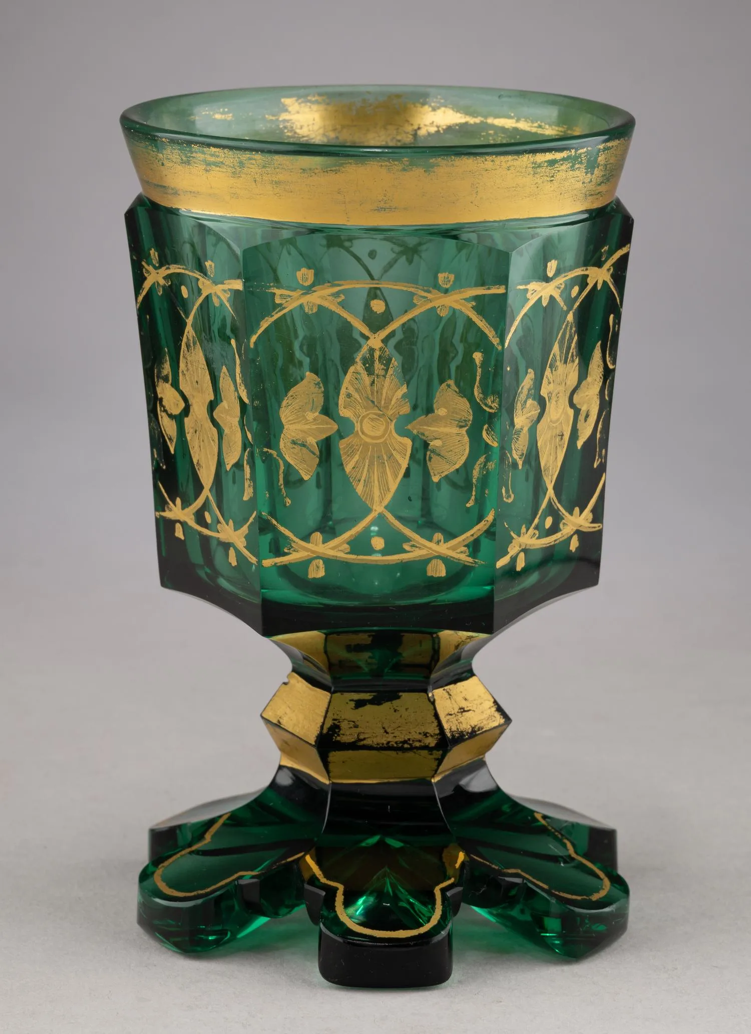 (Период правления Николая I). Кубок зеленого стекла с позолотой. Россия(?), 1830-1840-е годы. — фото 1