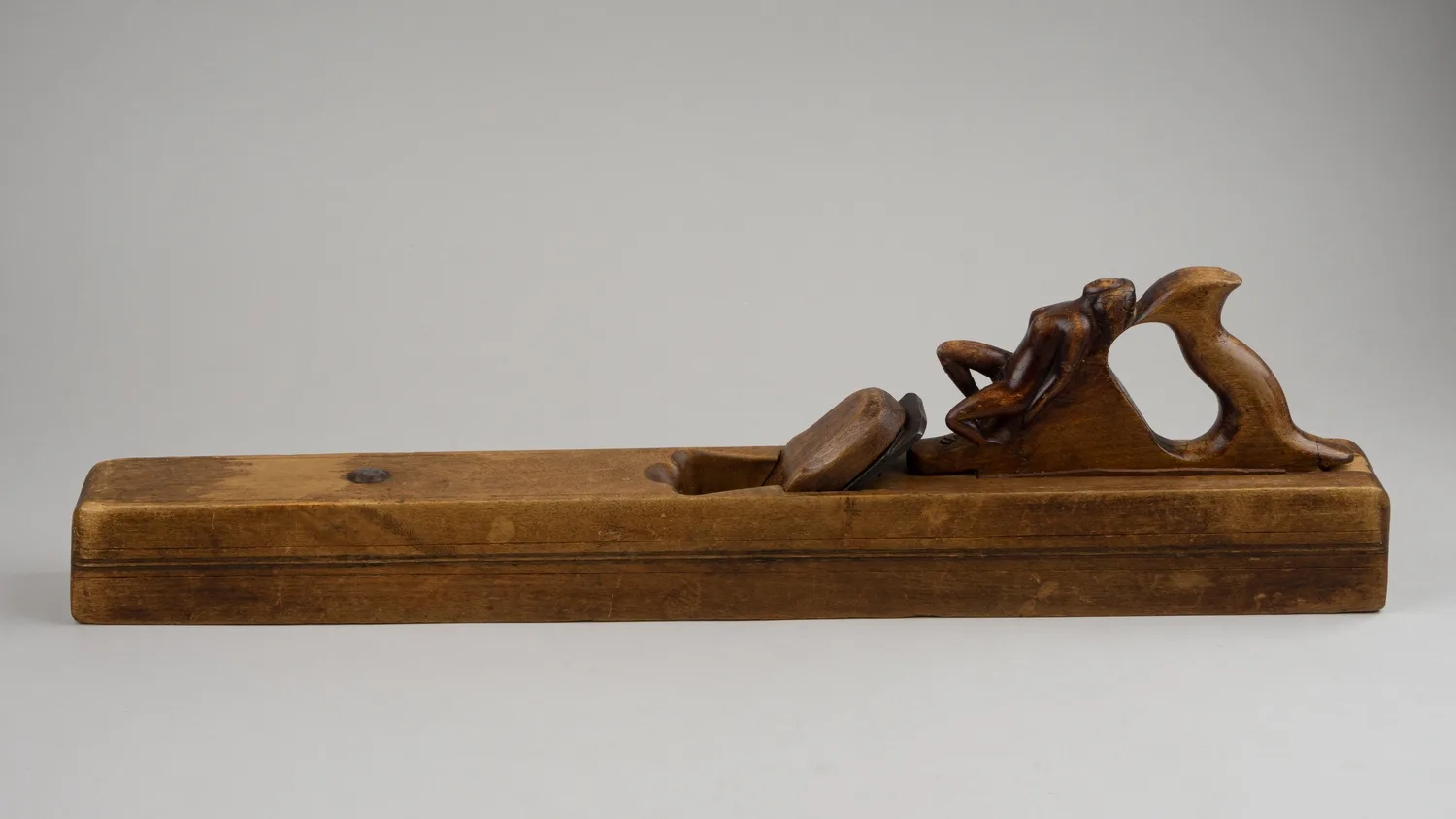 (Ню) Фуганок с ручкой, украшенной фигурой обнажённой девушки. СССР, 1960-е годы. — фото 3