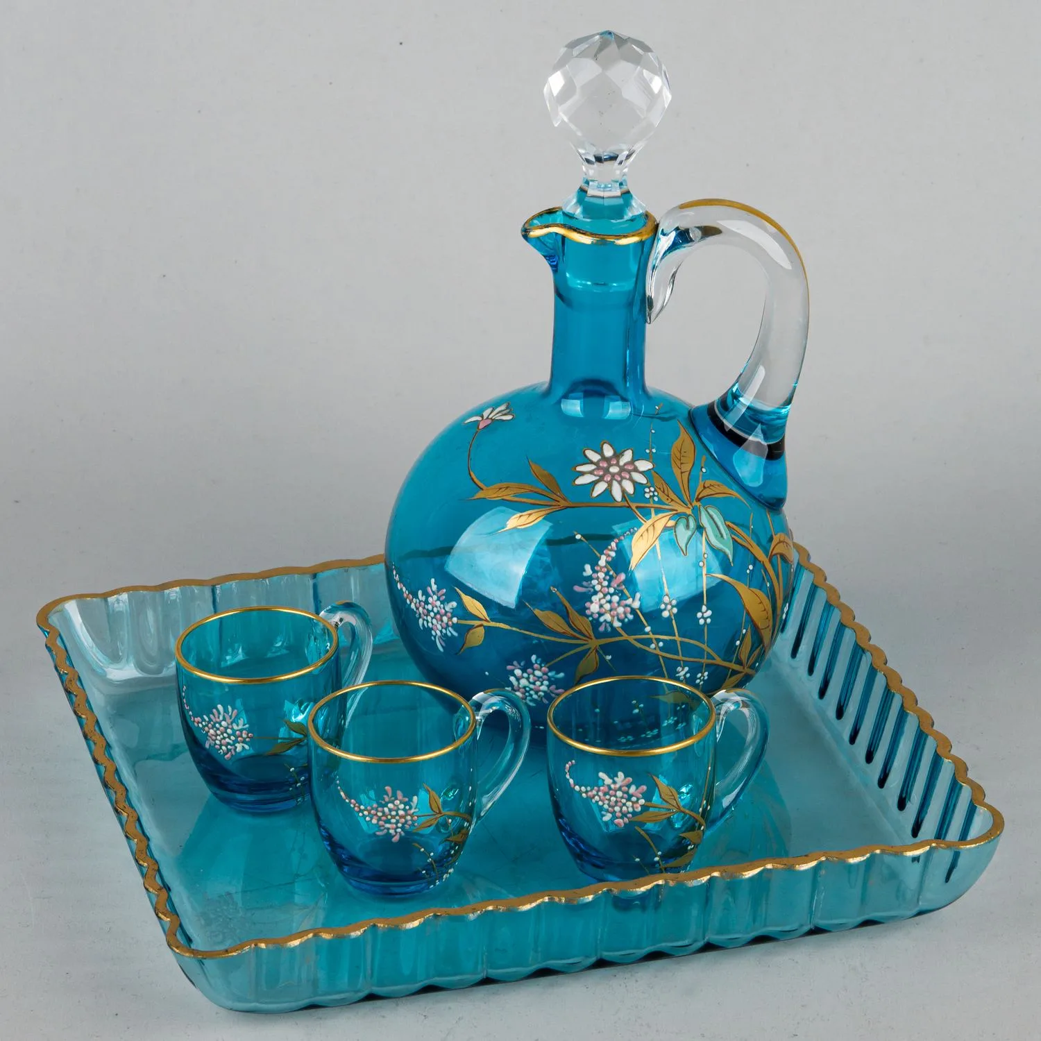 Ликерный набор «Лазурь», фирма Baccarat, расписанный золотом. Графин и три стопки. Франция, XIX век. — фото 1