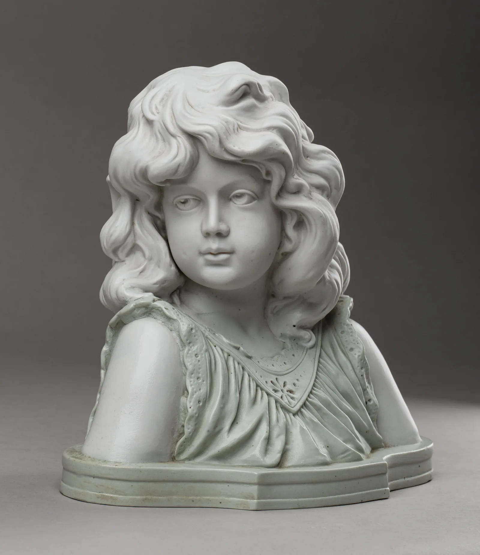 (Кузнецов) Бюст "Девочка". Россия, заводы М.С. Кузнецова, 1900-е годы. — фото 1