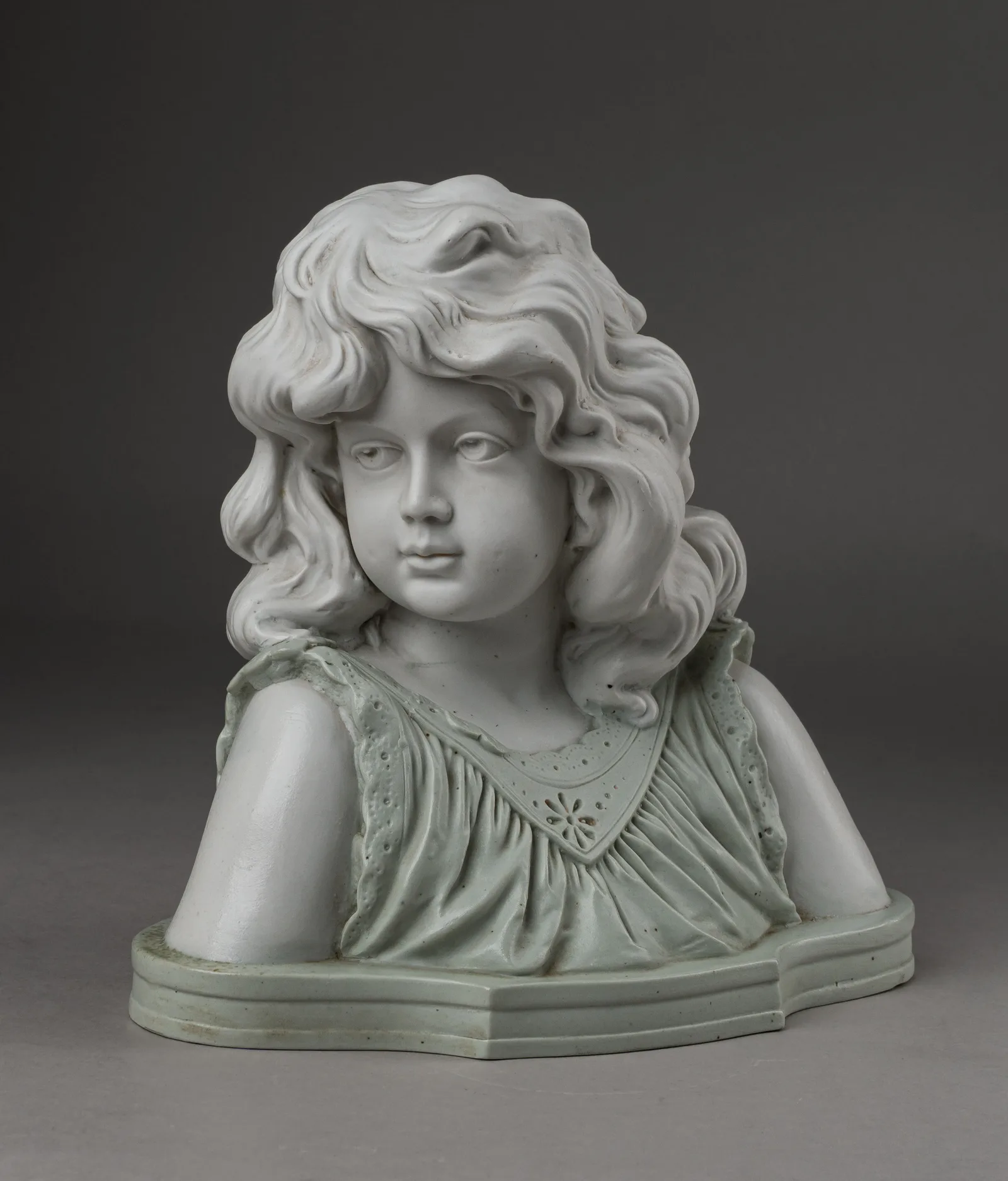 (Кузнецов) Бюст "Девочка". Россия, заводы М.С. Кузнецова, 1900-е годы. — фото 2