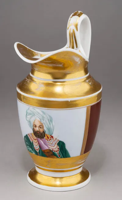 (Сафронов) Молочник с портретом визиря. Россия, Завод А.Т. Сафронова, 1820–1840-е годы.