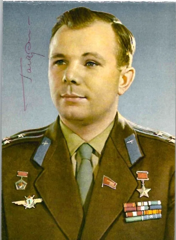 Буклет (13 открыток) «Лётчики-космонавты СССР». 1966. Автограф Юрия Алексеевича Гагарина на открытке. — фото 1