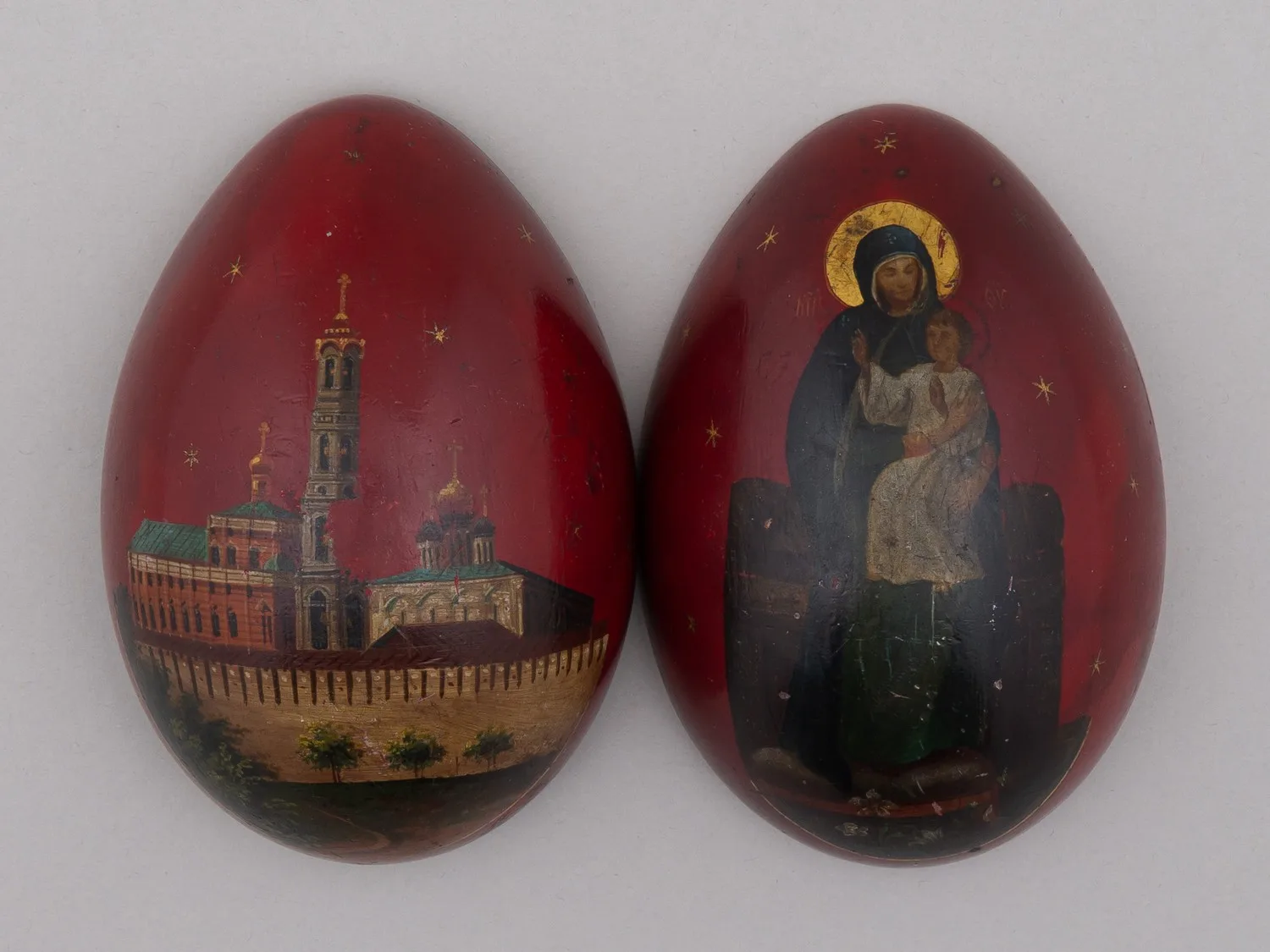 (Пасхальные дары. Лукутин) Пасхальное яйцо с изображением храмов московского Кремля и образом Богородицы. — фото 1