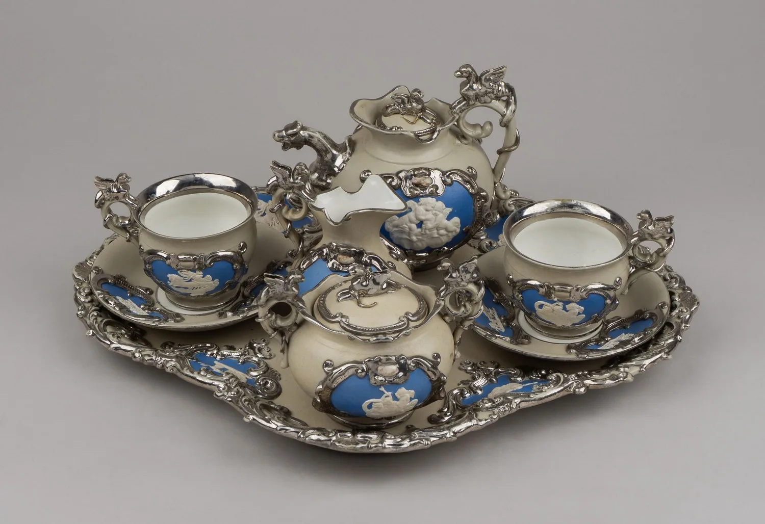 (Villeroy & Boch) Сервиз тет-а-тет на подносе. Германия, Метлах, мануфактура «Villeroy & Boch», 1852-1873 годы. — фото 3