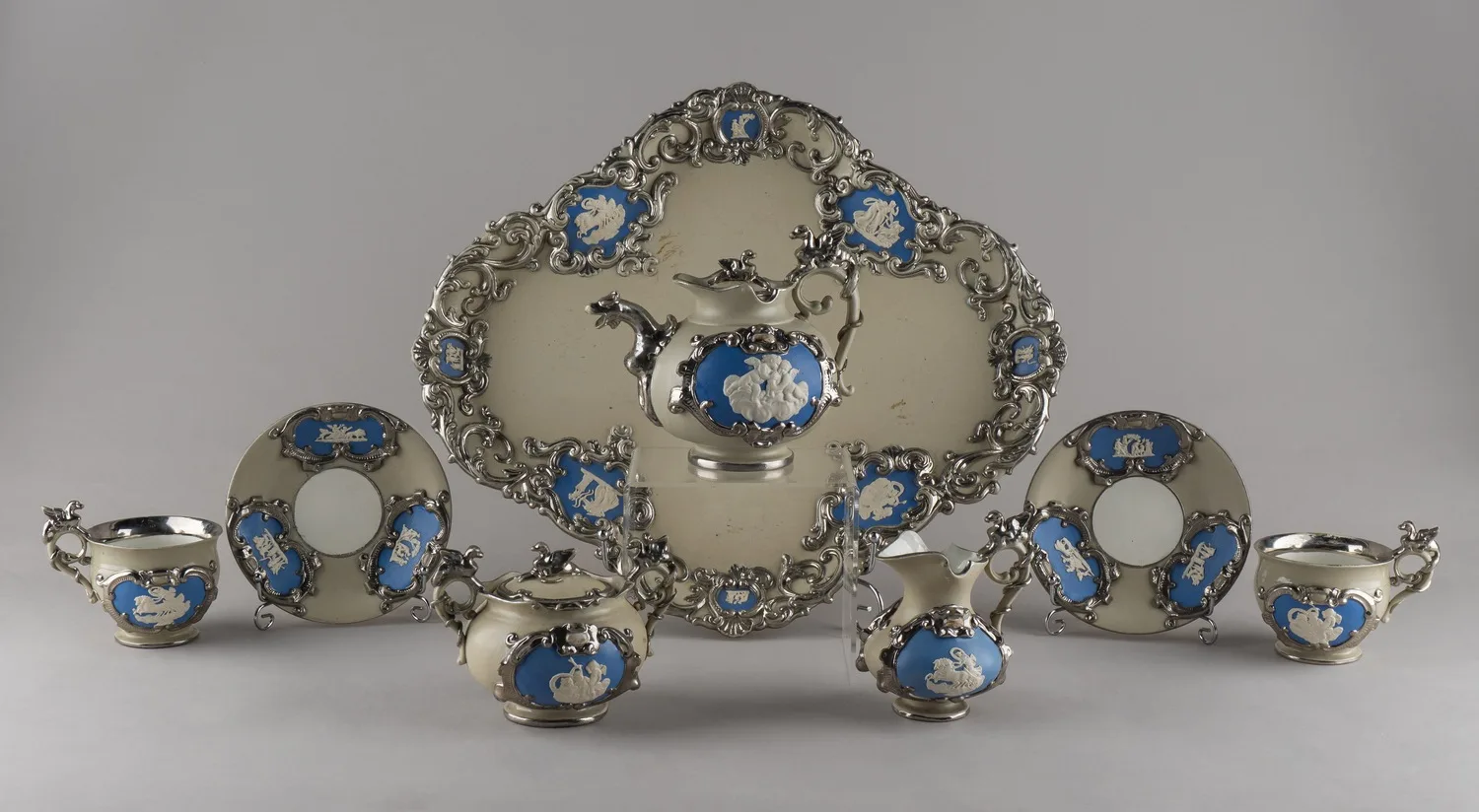 (Villeroy & Boch) Сервиз тет-а-тет на подносе. Германия, Метлах, мануфактура «Villeroy & Boch», 1852-1873 годы. — фото 2