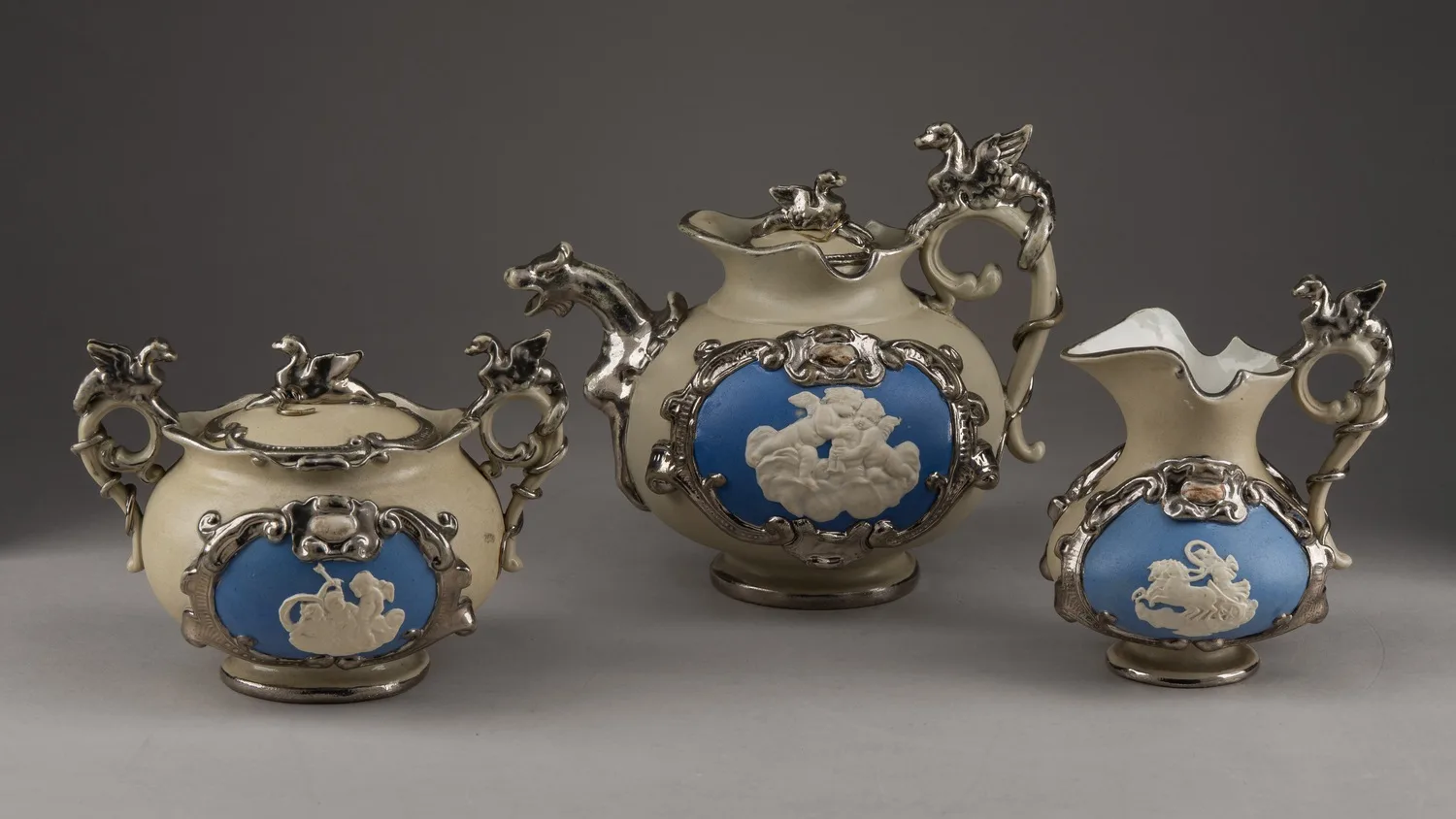 (Villeroy & Boch) Сервиз тет-а-тет на подносе. Германия, Метлах, мануфактура «Villeroy & Boch», 1852-1873 годы. — фото 11