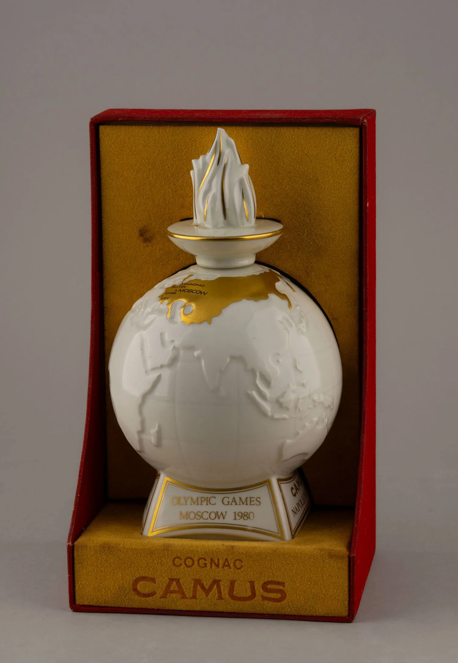 (Олимпийские игры 1980 года) Номерной экземпляр. Подарочная бутыль коньяка «Camus Napoleon Extra», выпущенный ограниченной серией в честь XXII Олимпийских игр 1980 года в СССР. Франция, Лимож, Бернардо (Bernardaud), 1980, № 3240. — фото 1