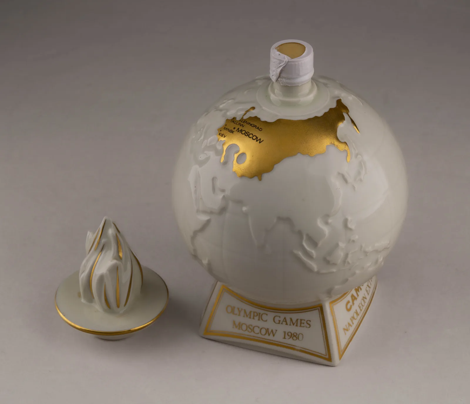 (Олимпийские игры 1980 года) Номерной экземпляр. Подарочная бутыль коньяка «Camus Napoleon Extra», выпущенный ограниченной серией в честь XXII Олимпийских игр 1980 года в СССР. Франция, Лимож, Бернардо (Bernardaud), 1980, № 3240. — фото 5