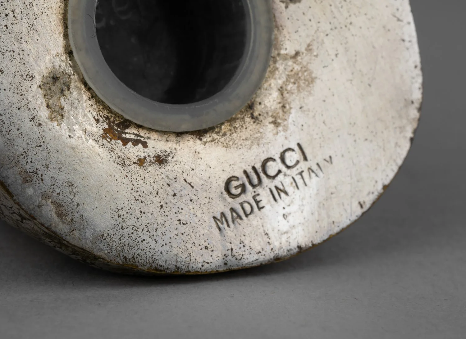 (Gucci) Брендовые солонка и перечница «Дельфины» в оригинальном футляре. Италия, фирма Gucci, вторая половина XX века. — фото 3