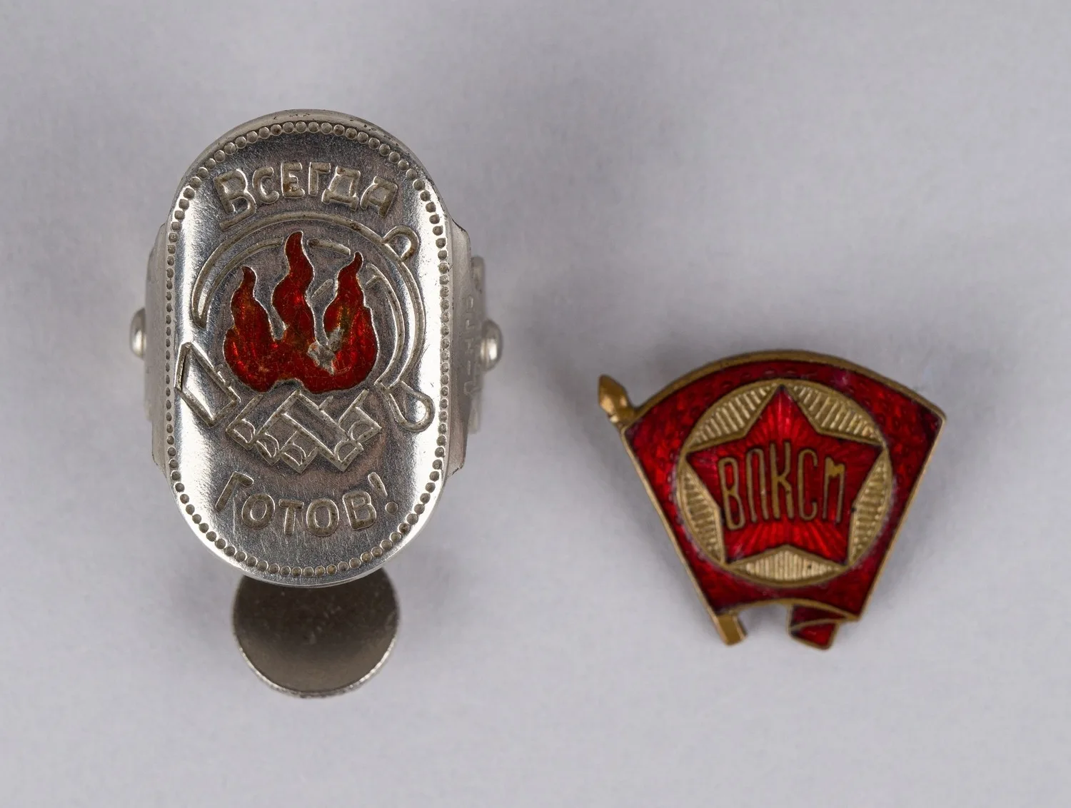 Значок «ВЛКСМ» образца 1945 года (Щербинский завод). Зажим для пионерского галстука (Ленинградский эмальер), 1930-е годы. — фото 1