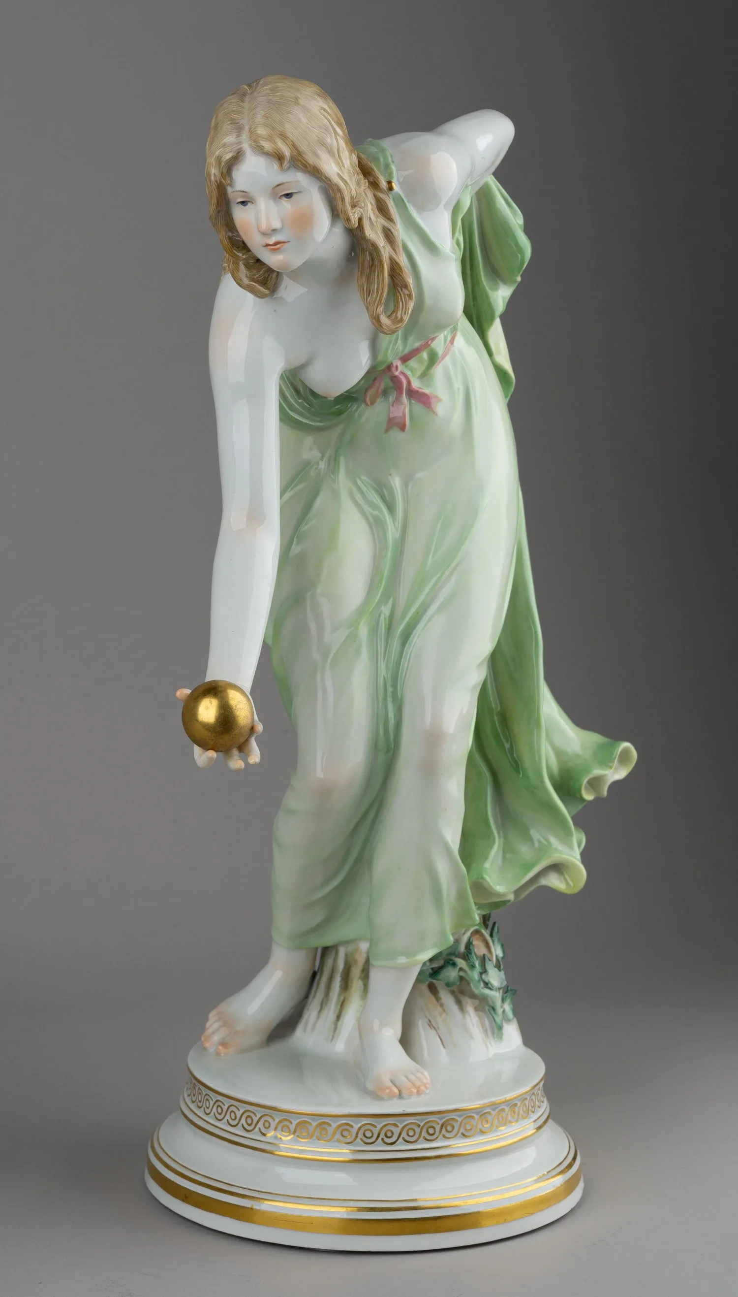 Скульптура “Девушка, играющая в мяч”. Германия, мануфактура Meissen, автор модели Вальтер Шотт, 1945-1947 годы. — фото 2