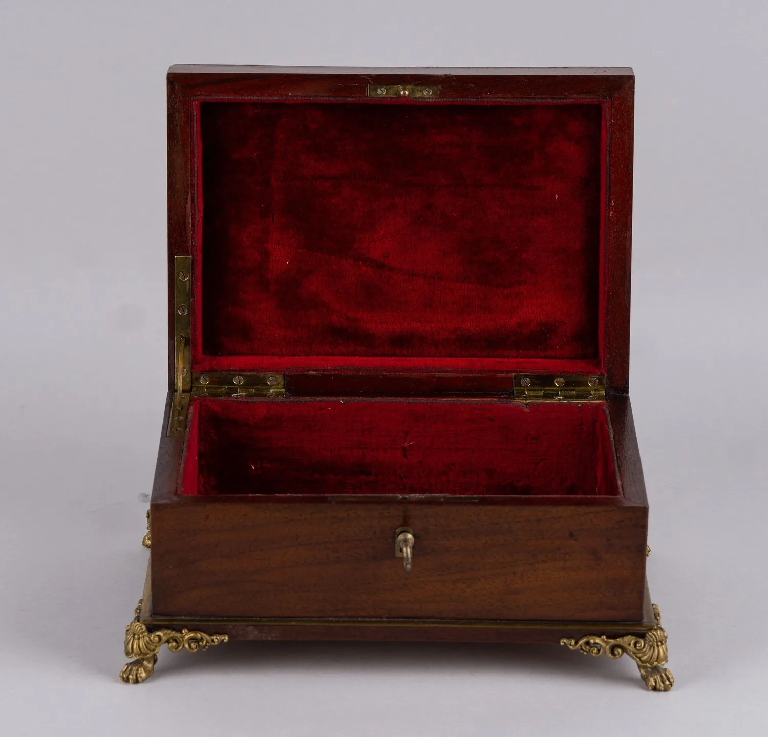 Ларец с инкрустацией и ножками в виде львиных лап. Западная Европа, 1820-1840-е гг. — фото 2