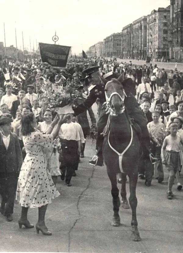 Зельма Г.А., Халип Я.Н. Фотография «Одесса. На улице воздвигались баррикады». Уткин Б.В. «Встреча в Ленинграде бойцов, офицеров, вернувшихся с фронта с победой». Снимки 1940-х годов. — фото 1