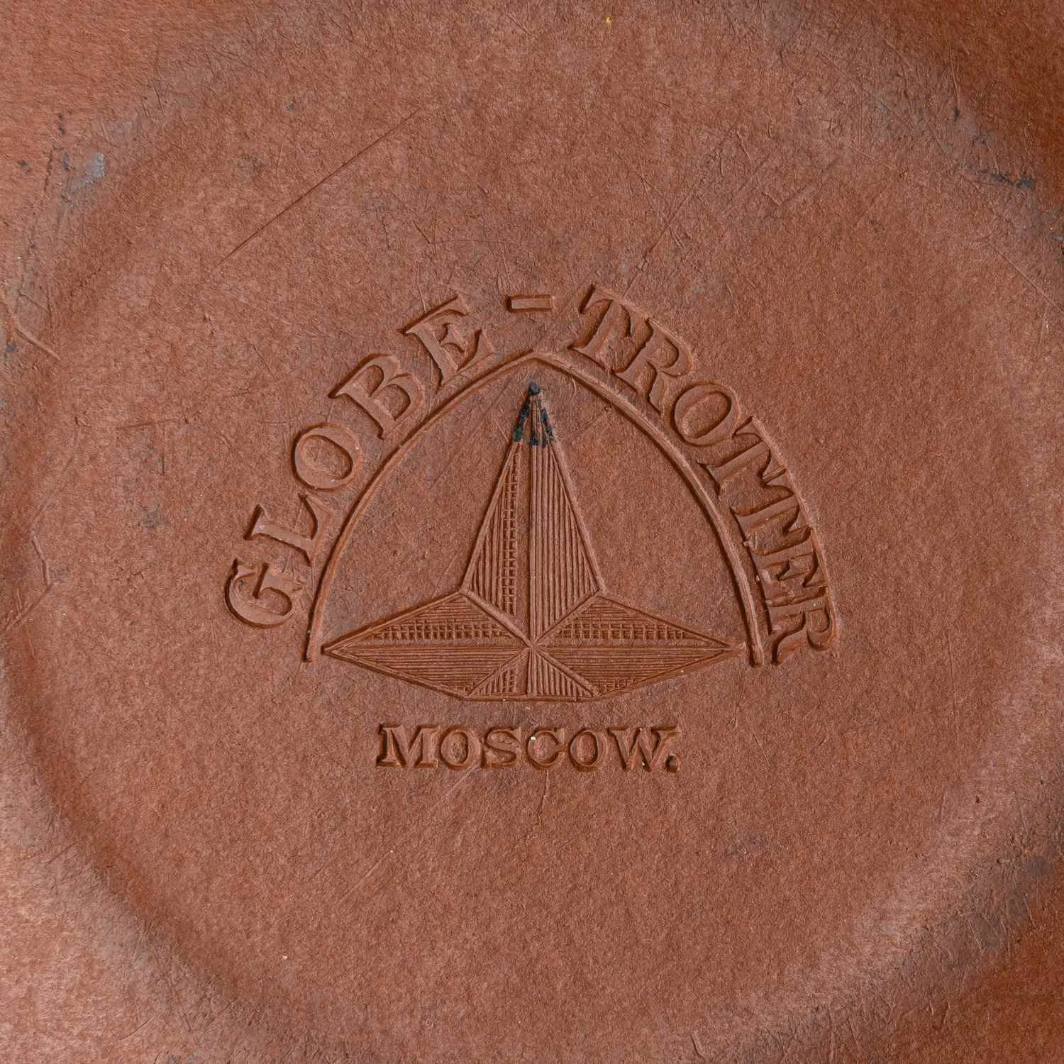 (Уинстон Черчилль и королева Елизавета II предпочитали багаж Globe-Trotter). Две коробки из натуральной кожи лучшей выделки. Англия для московского филиала компании Globe-Trotter (одна коробка), начало XX века. — фото 3
