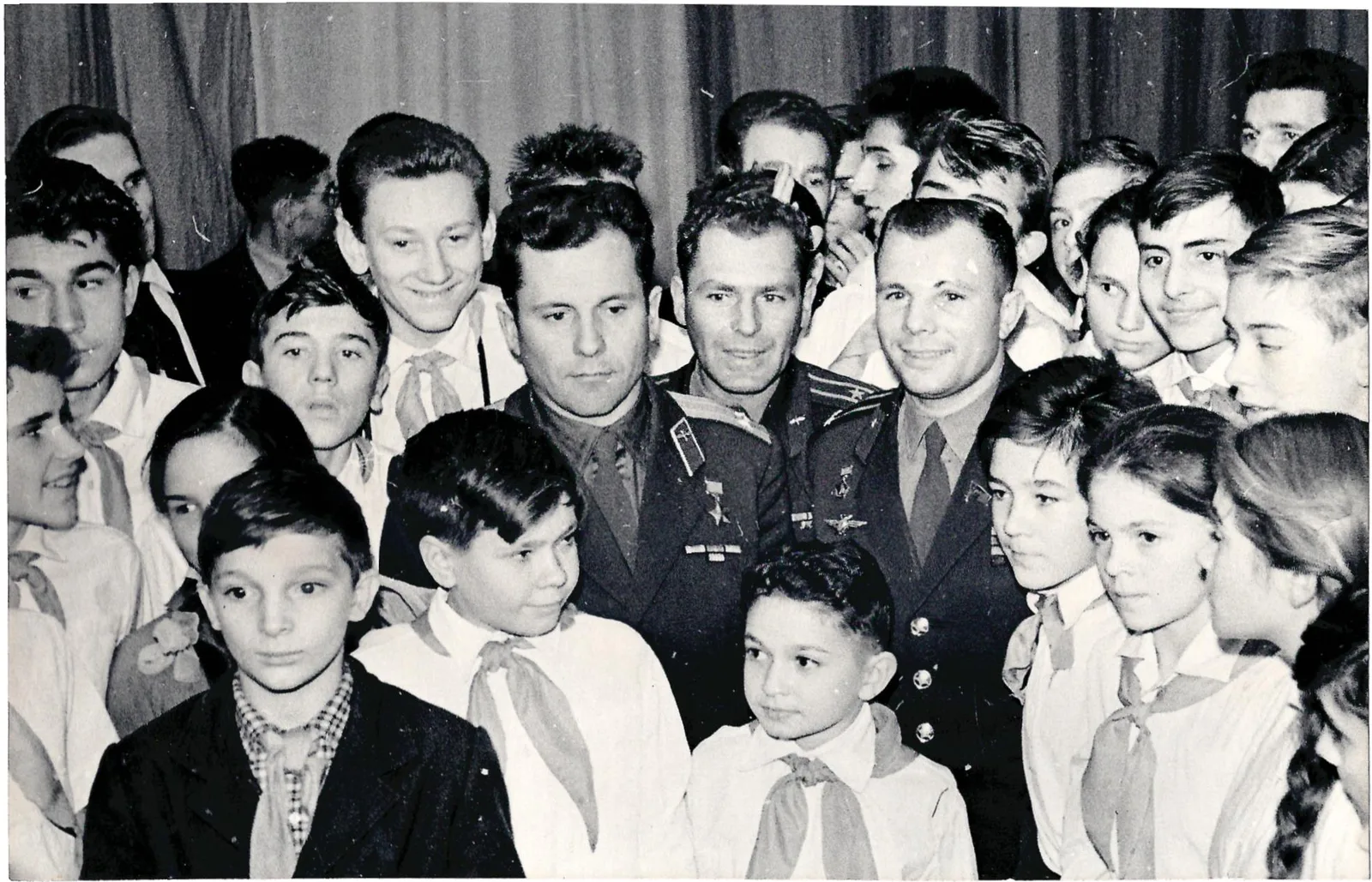 Фотография «Юрий Алексеевич Гагарин, Герман Степанович Титов и Павле Романович Попович на встрече с пионерами». Начало 1960-х годов. — фото 1