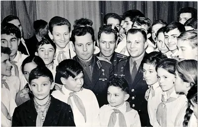 Фотография «Юрий Алексеевич Гагарин, Герман Степанович Титов и Павле Романович Попович на встрече с пионерами». Начало 1960-х годов.