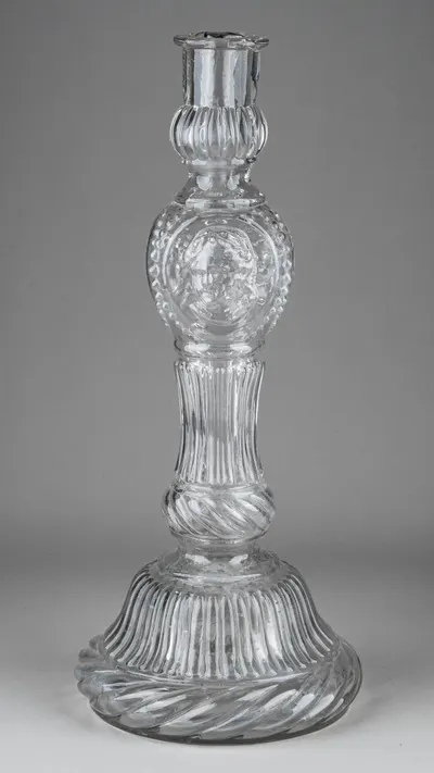Подсвечник в стиле рококо с портретами путти. Франция, 1850-е гг.