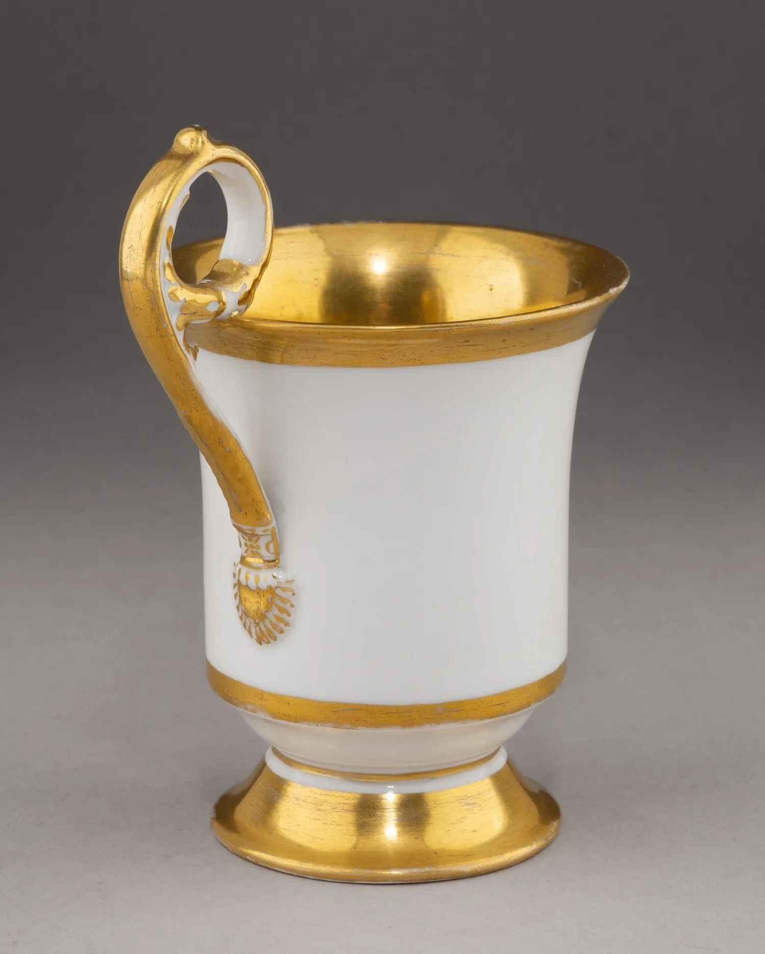 Чашка «Материнский дом». Германия, Королевская фарфоровая мануфактура, 1763-1834.
Блюдце. Германия, фарфоровая мануфактура Фюрстенберга, 1797-1828. — фото 6