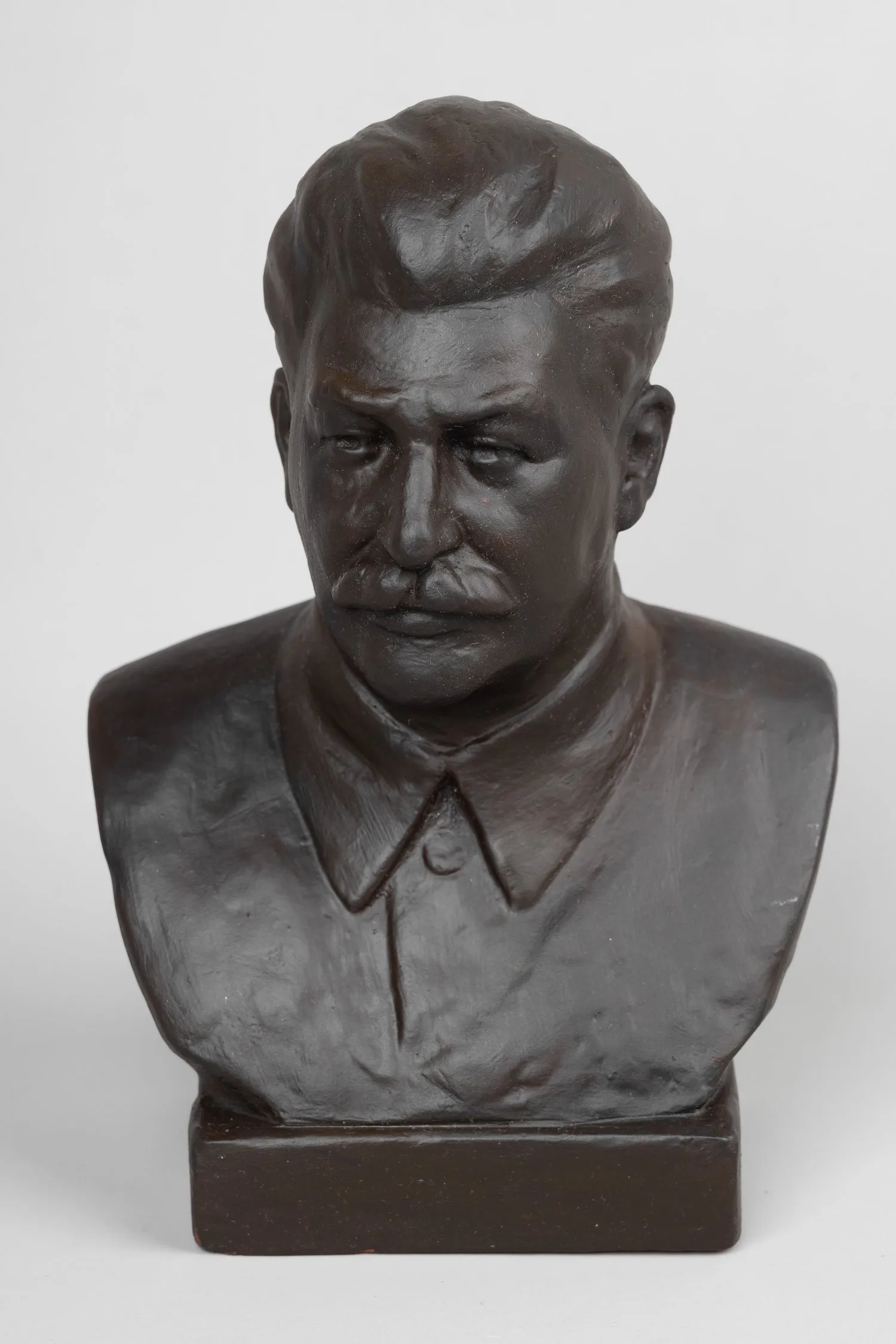 Бюст И. В. Сталина. СССР, Гжельский керамический завод «Всекохудожник», скульптор Н. Василик, 1940 г. — фото 1