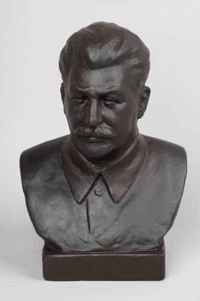 Бюст И. В. Сталина. СССР, Гжельский керамический завод «Всекохудожник», скульптор Н. Василик, 1940 г.